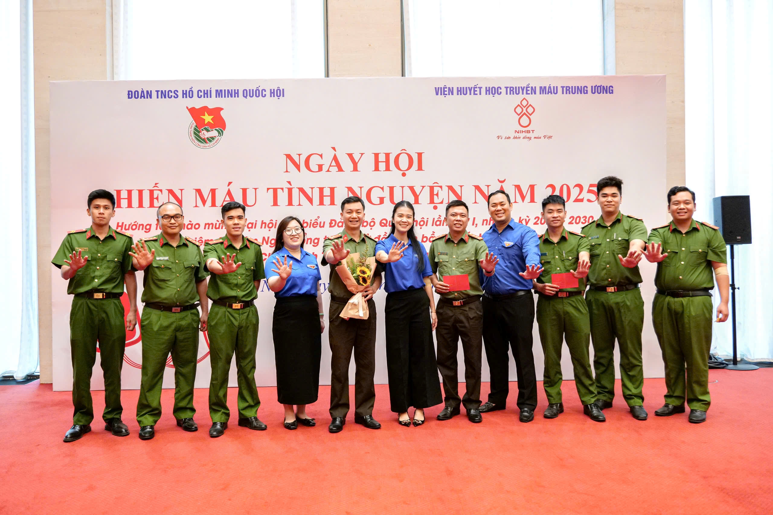 Tuổi trẻ Công an tỉnh tích cực tham gia hưởng ứng ngày hiến máu tình nguyện tại tòa Nhà Quốc hội, thủ đô Hà Nội