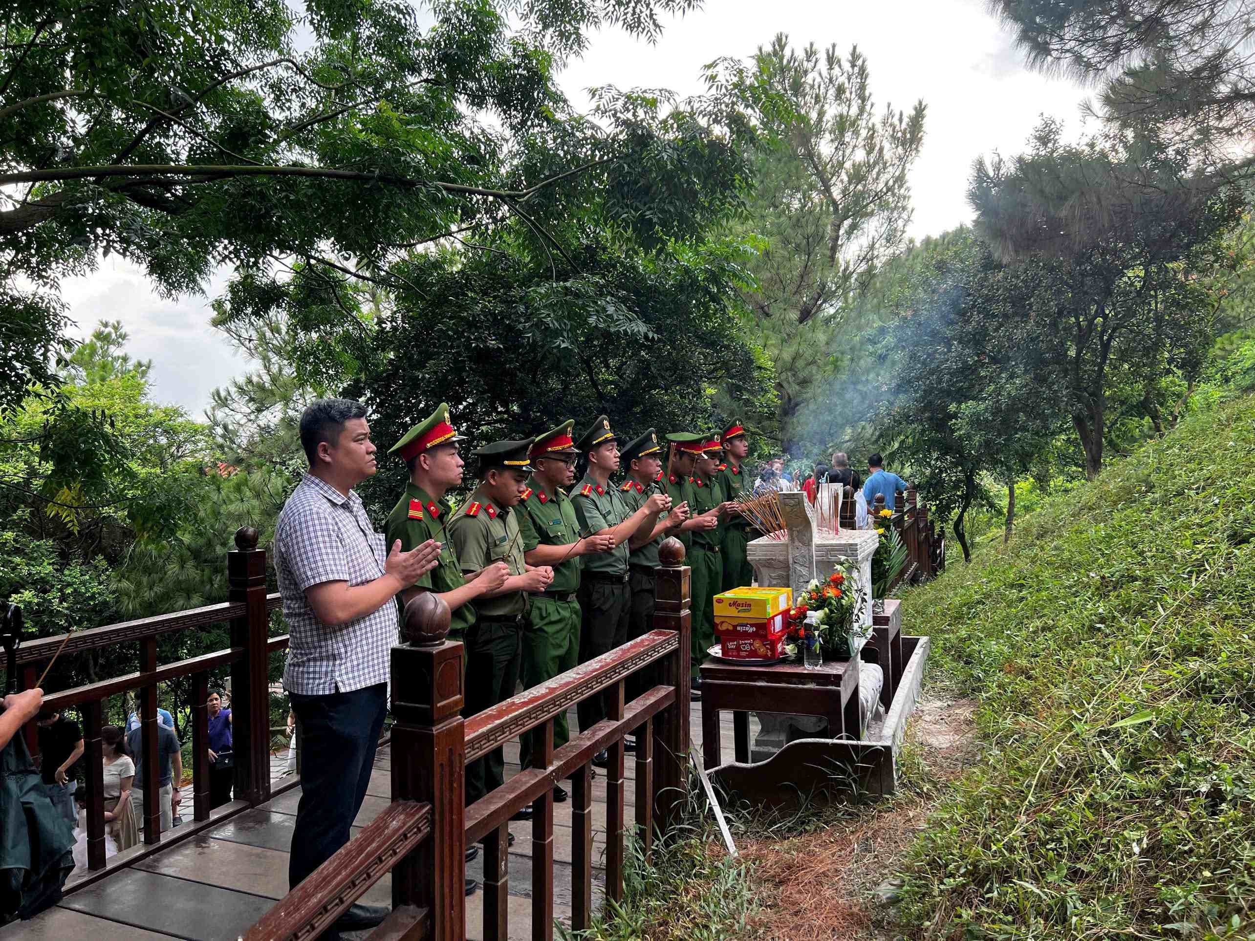 Tuổi trẻ Công an tỉnh dâng hương, viếng mộ Đại tướng Võ Nguyên Giáp