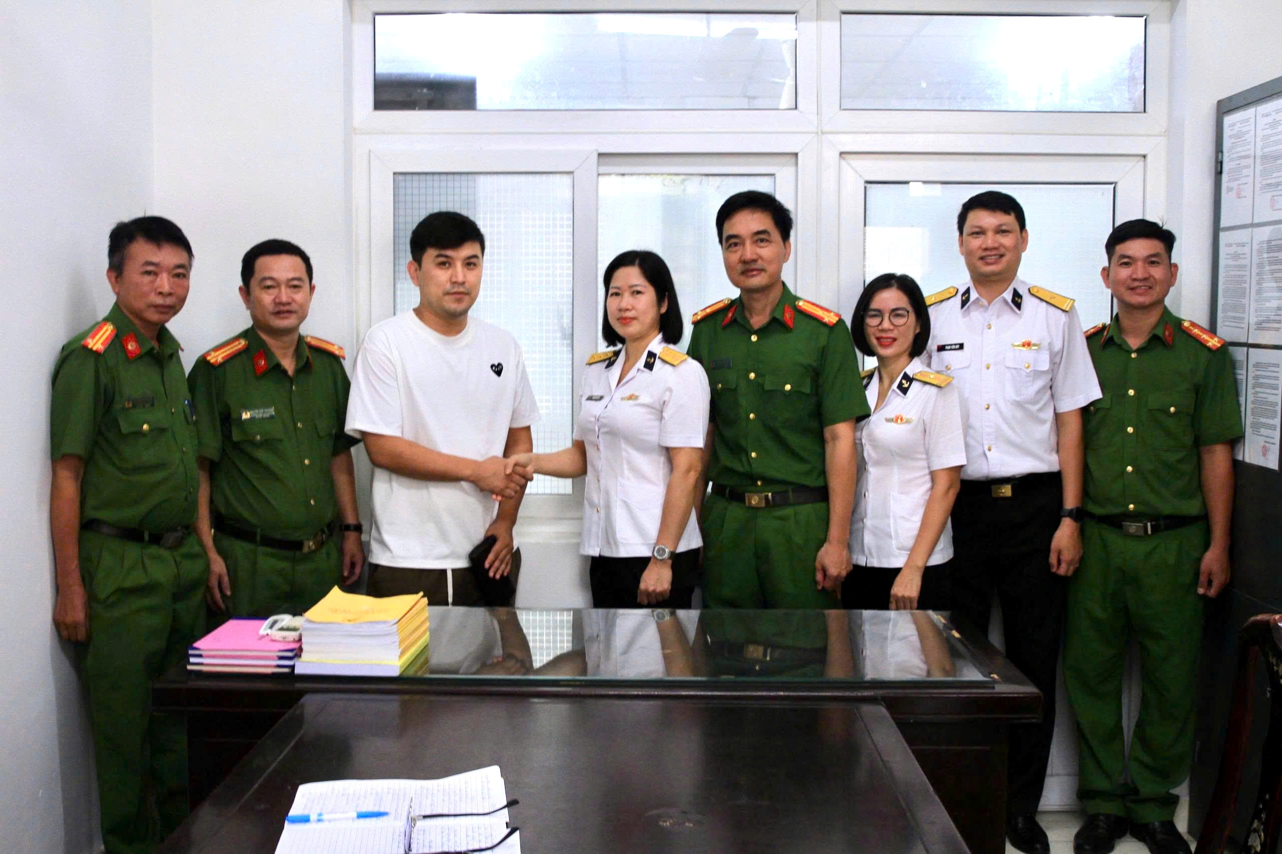 Công an Phường Nam Nha Trang trao trả tài sản hơn 80 triệu đồng cho người nước ngoài