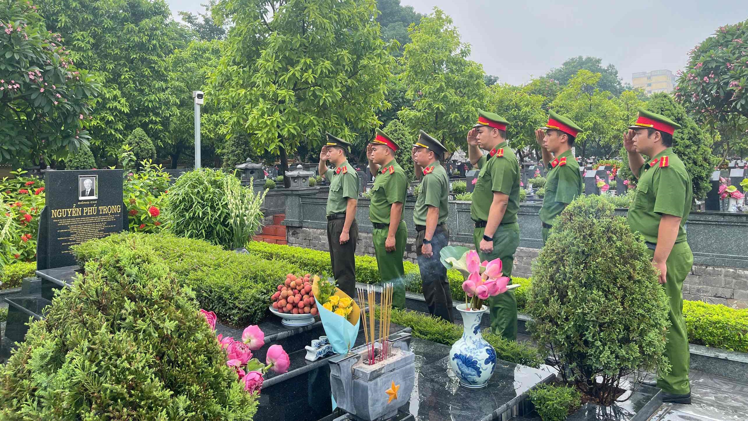 Tuổi trẻ Công an tỉnh dâng hương, dâng hoa viếng cố Tổng bí thư Nguyễn Phú Trọng