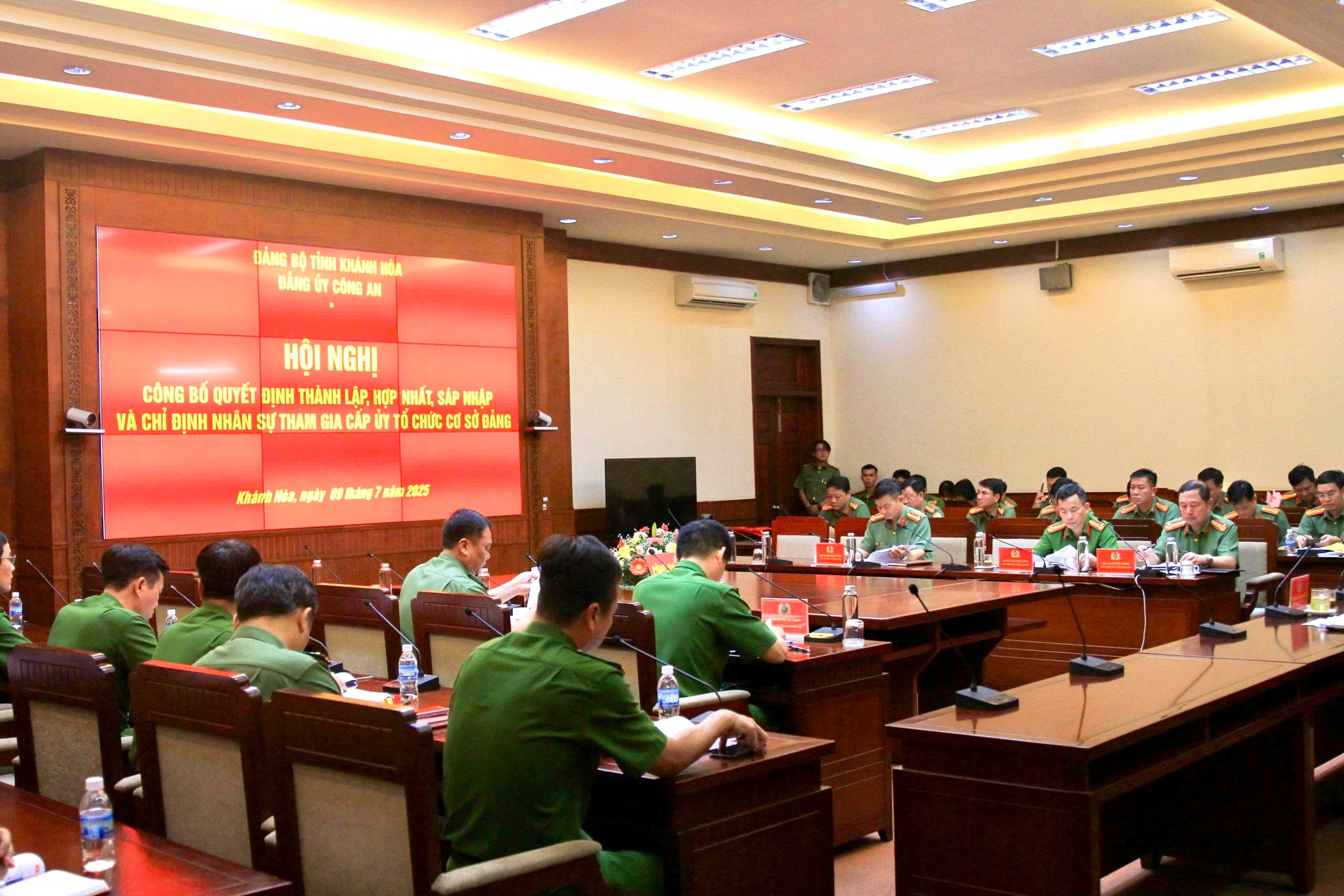 Đảng ủy Công an Khánh Hòa công bố các quyết định thành lập, hợp nhất và chỉ định cấp ủy cơ sở nhiệm kỳ 2025 – 2030