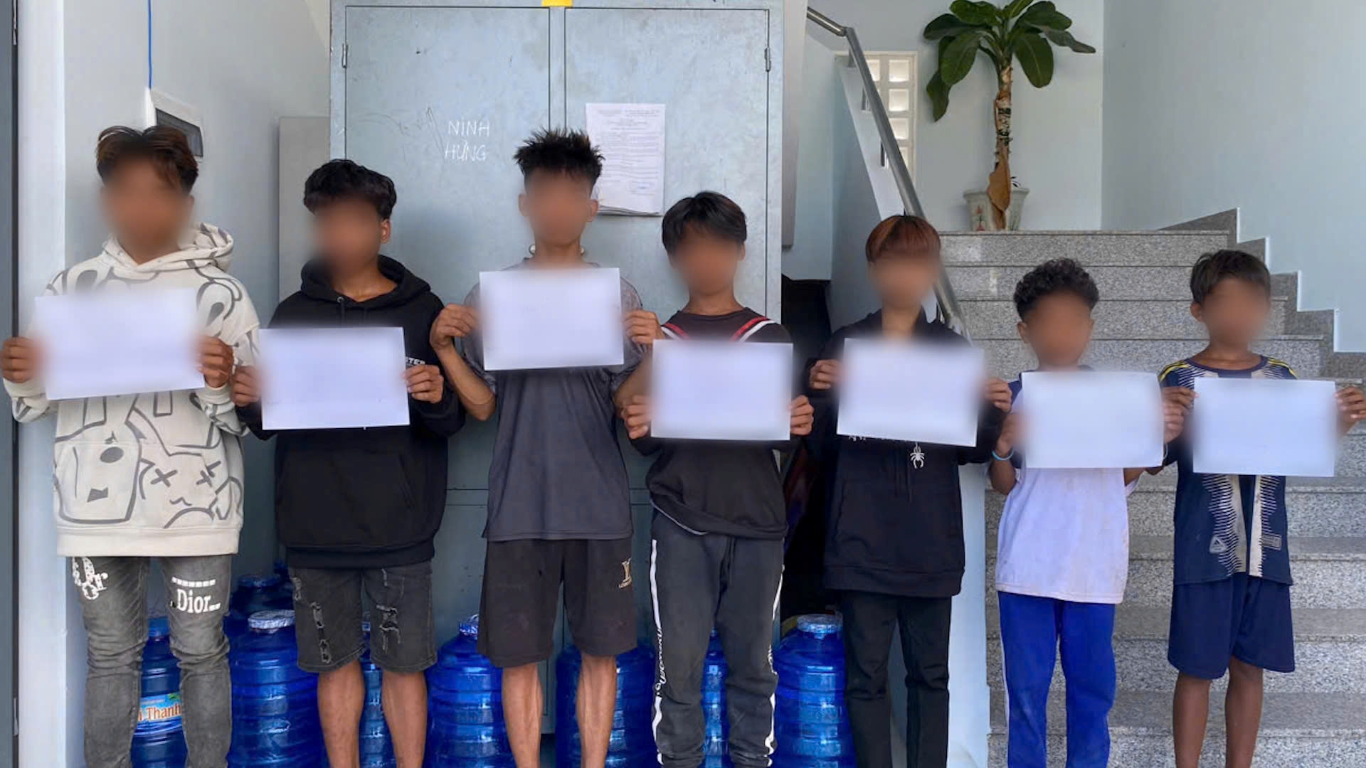 Phát hiện nhóm thanh thiếu niên ném đá vào các phương tiện di chuyển trên cao tốc