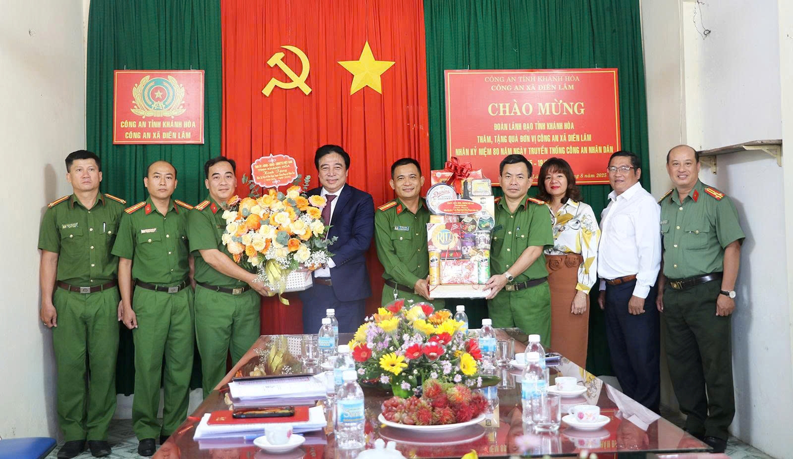 Đồng chí Nguyễn Khắc Toàn - Phó Bí thư Thường trực Tỉnh ủy, Chủ tịch HĐND tỉnh Khánh Hòa đến thăm, động viên, chúc mừng cán bộ, chiến sĩ Trại giam A2 - Bộ Công an và Công an xã Diên Lâm