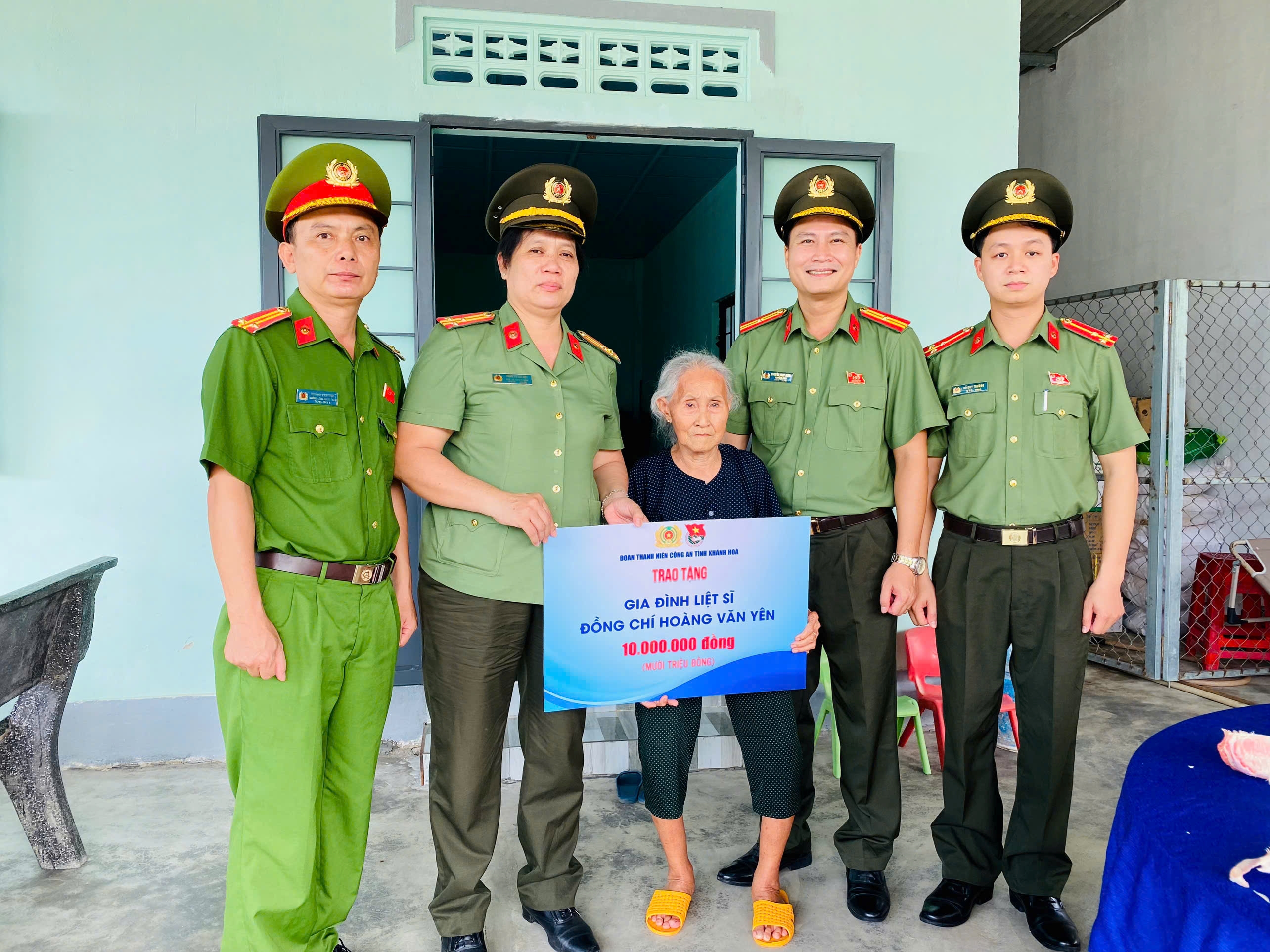 Đoàn Thanh niên Công an tỉnh thăm và tặng quà thân nhân gia đình Liệt sĩ Hoàng Văn Yên