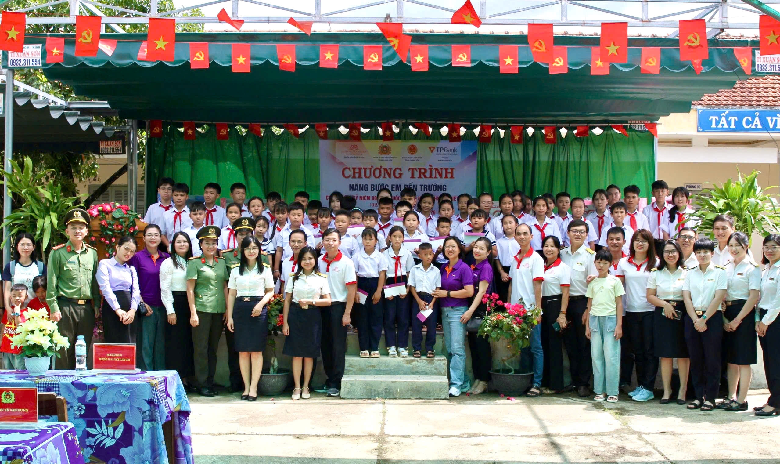 Trao tặng 50 phần quà cho học sinh có hoàn cảnh khó khăn