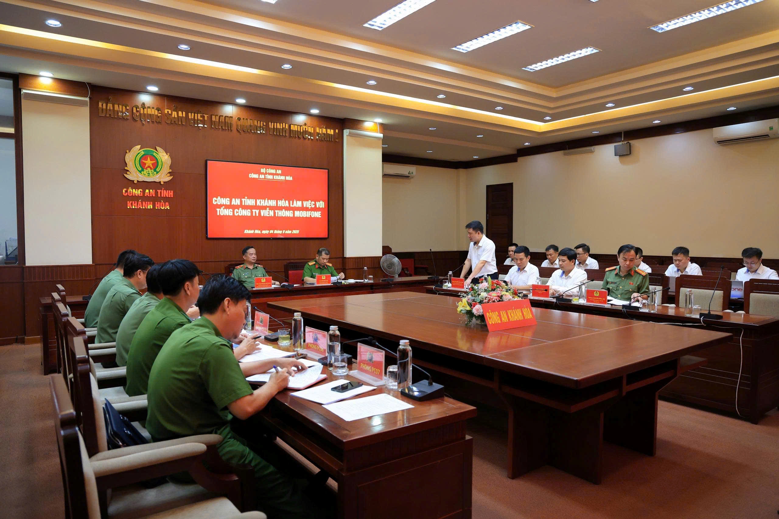 Công an tỉnh Khánh Hòa làm việc với Tổng công ty viễn thông MobiFone