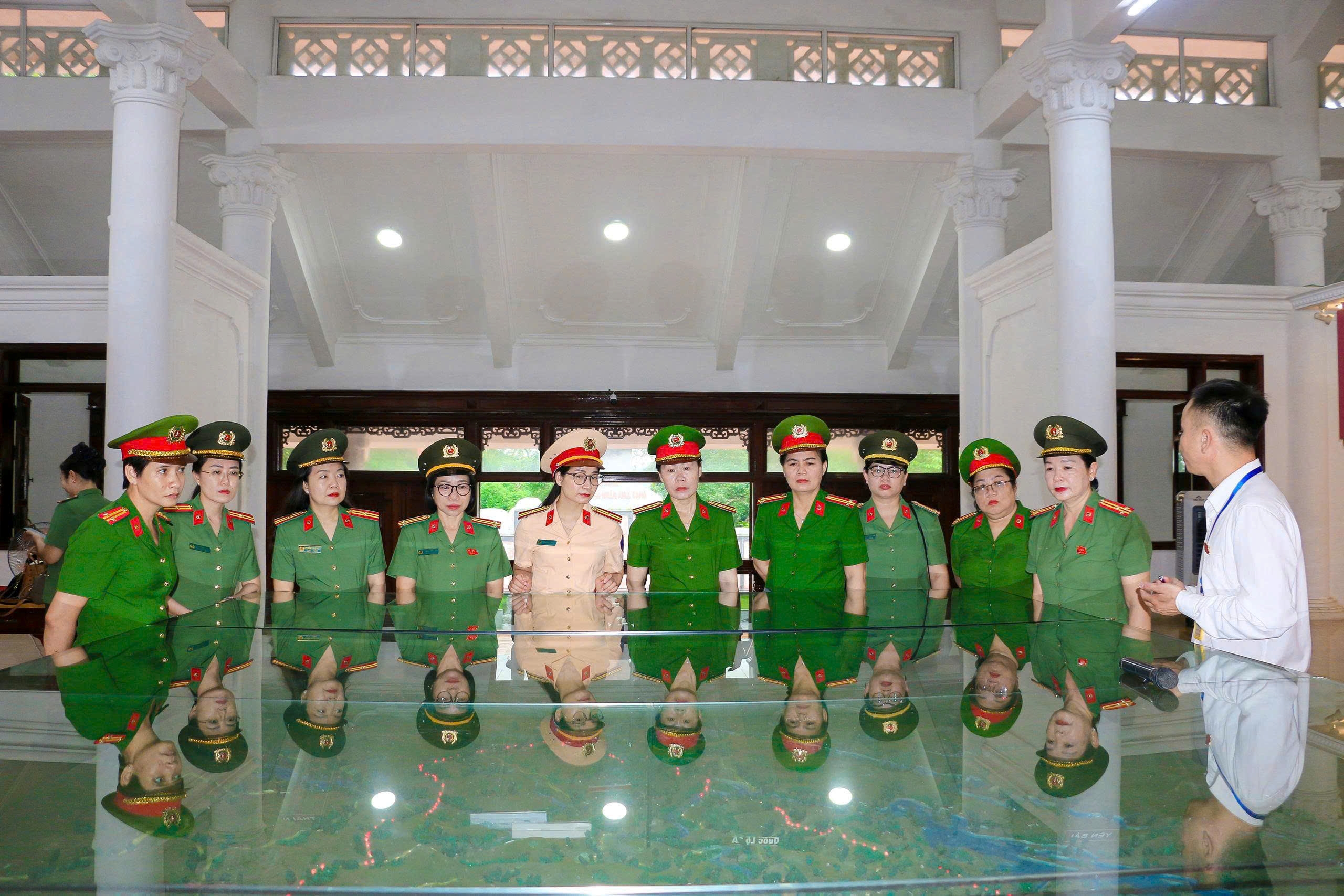 Hội Phụ nữ Công an tỉnh Khánh Hòa tổ chức hoạt động về nguồn tại Khu di tích lịch sử Nha Công an Trung ương tỉnh Tuyên Quang