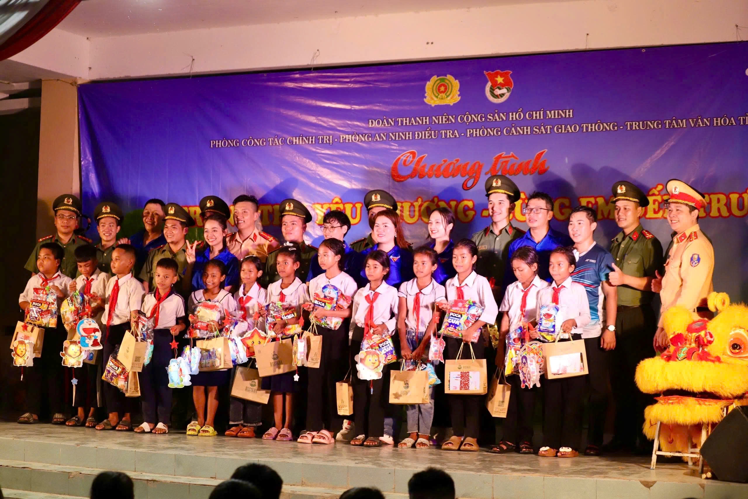 Trung thu yêu thương - cùng em đến trường tại xã Công Hải