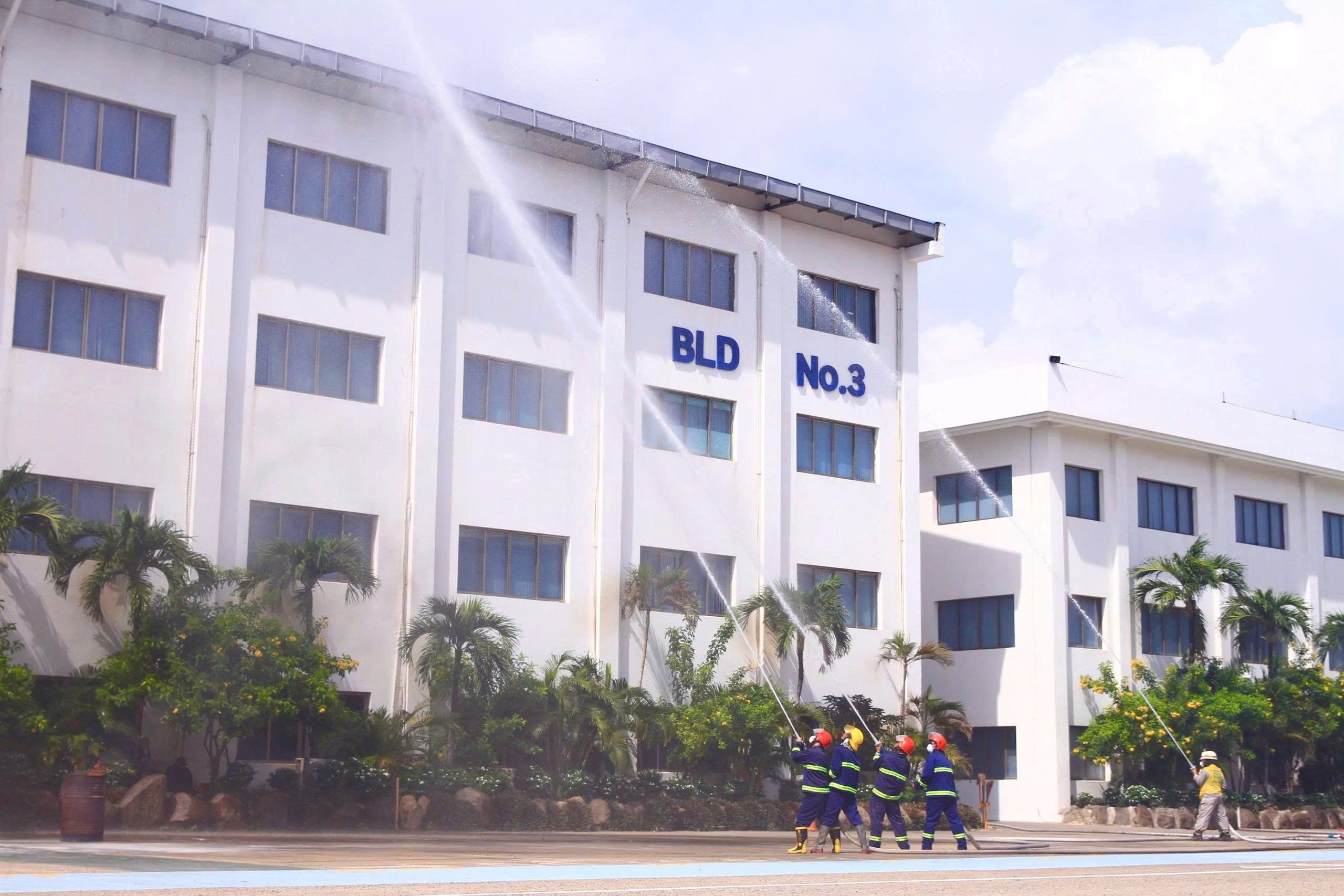 Gần 400 người tham gia thực tập PCCC và CNCH Nhà máy đóng tàu Hyundai