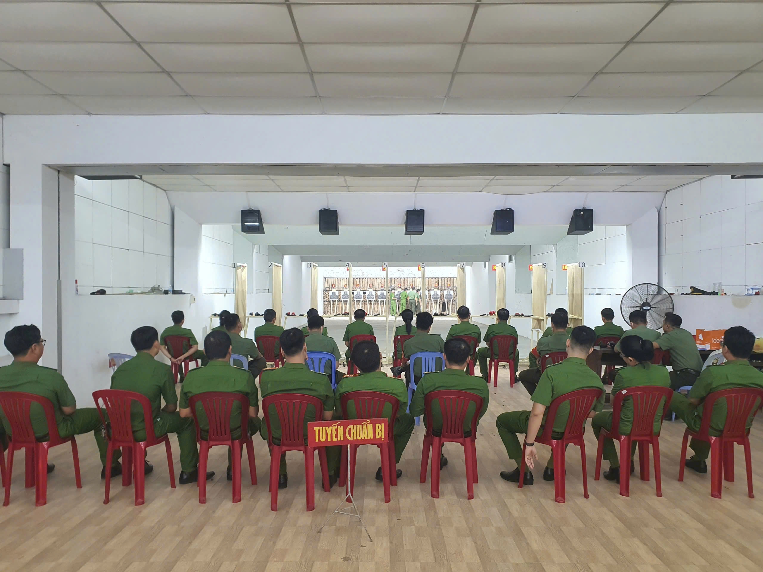 Công an tỉnh Khánh Hòa tổ chức kiểm tra bắn đạn thật súng ngắn quân dụng năm 2025.