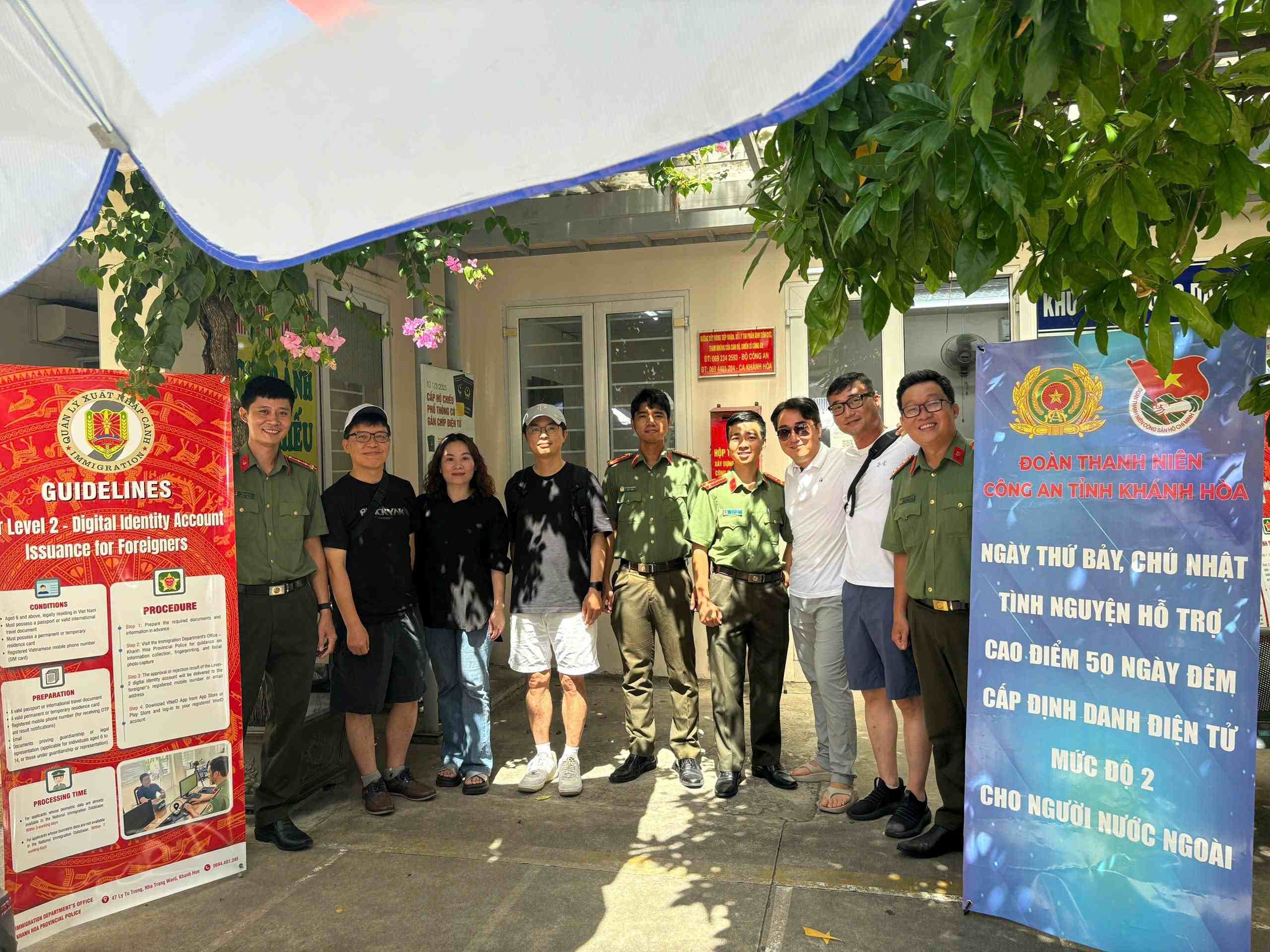 Khen thưởng thành tích thực hiện 50 ngày đêm cấp định danh điện tử  cho người nước ngoài