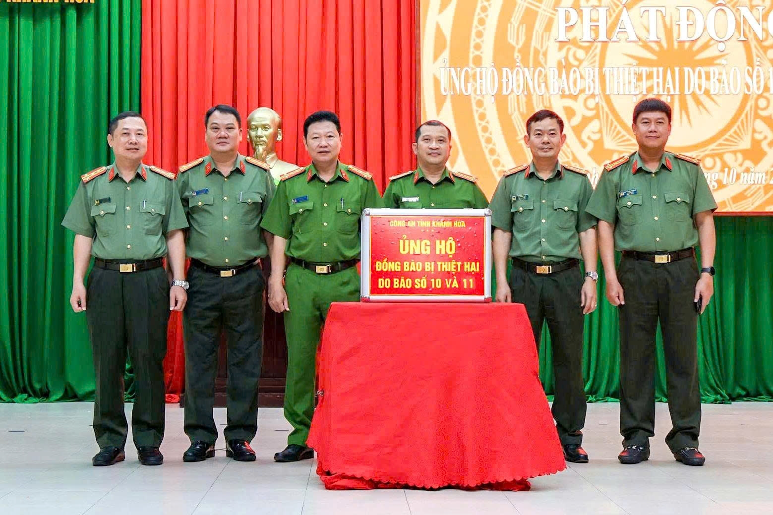 Công an Khánh Hoà ủng hộ 1,9 tỷ đồng hỗ trợ nhân dân bị thiệt hại do bão lũ gây ra