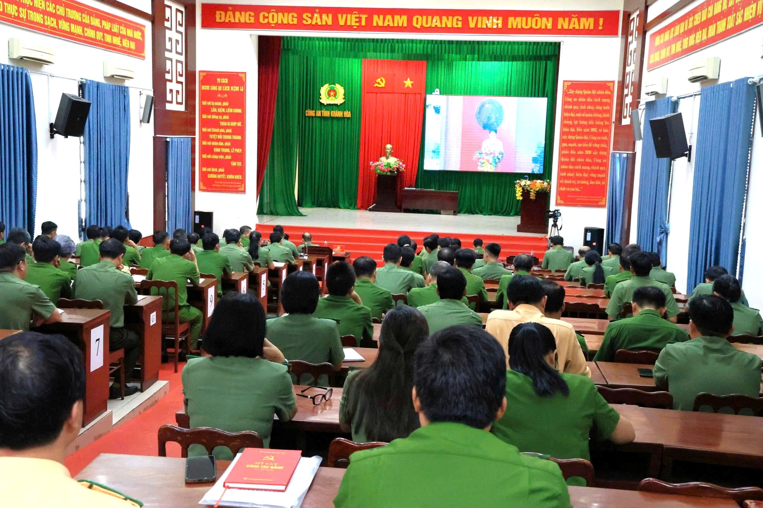 Công an tỉnh Khánh Hòa tham gia học tập, quán triệt Nghị quyết và Chương trình hành động của Ban Chấp hành Đảng bộ tỉnh