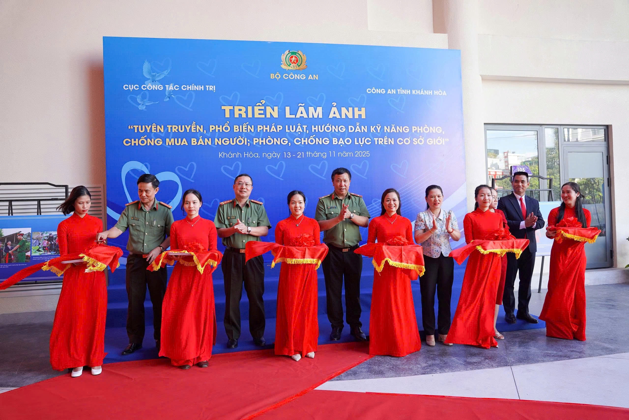 Hơn 150 bức ảnh trưng bày tại Triển lãm Tuyên truyền phòng chống mua bán người và chống bạo lực trên cơ sở giới