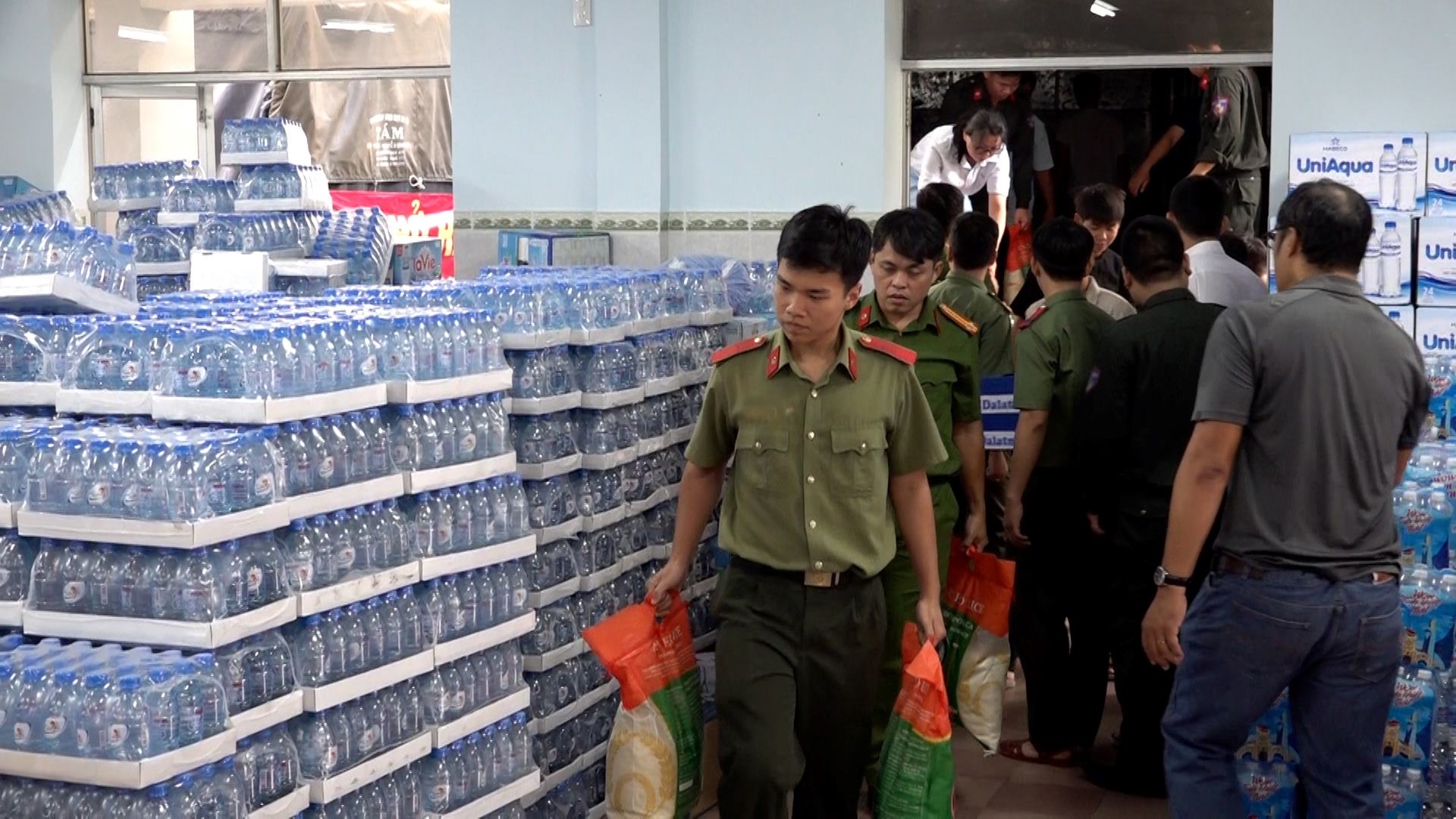 Công an Khánh Hòa tiếp nhận hơn 10 tấn hàng hóa từ Bộ Công an để cứu trợ người dân vùng lũ