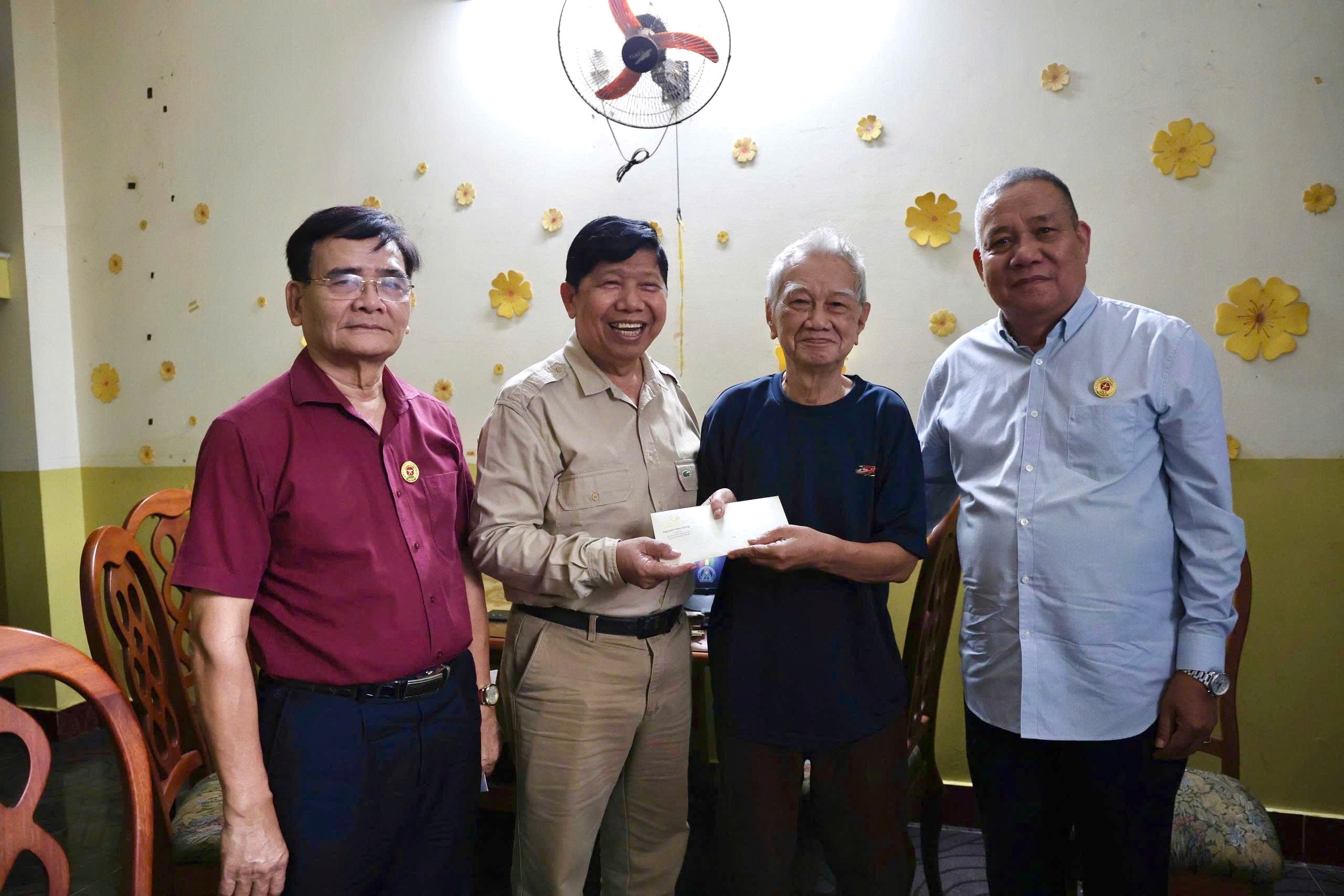 Hội cựu CAND Việt Nam trao 400 triệu đồng hỗ trợ các hội viên bị thiệt hại do mưa lũ tại Khánh Hòa