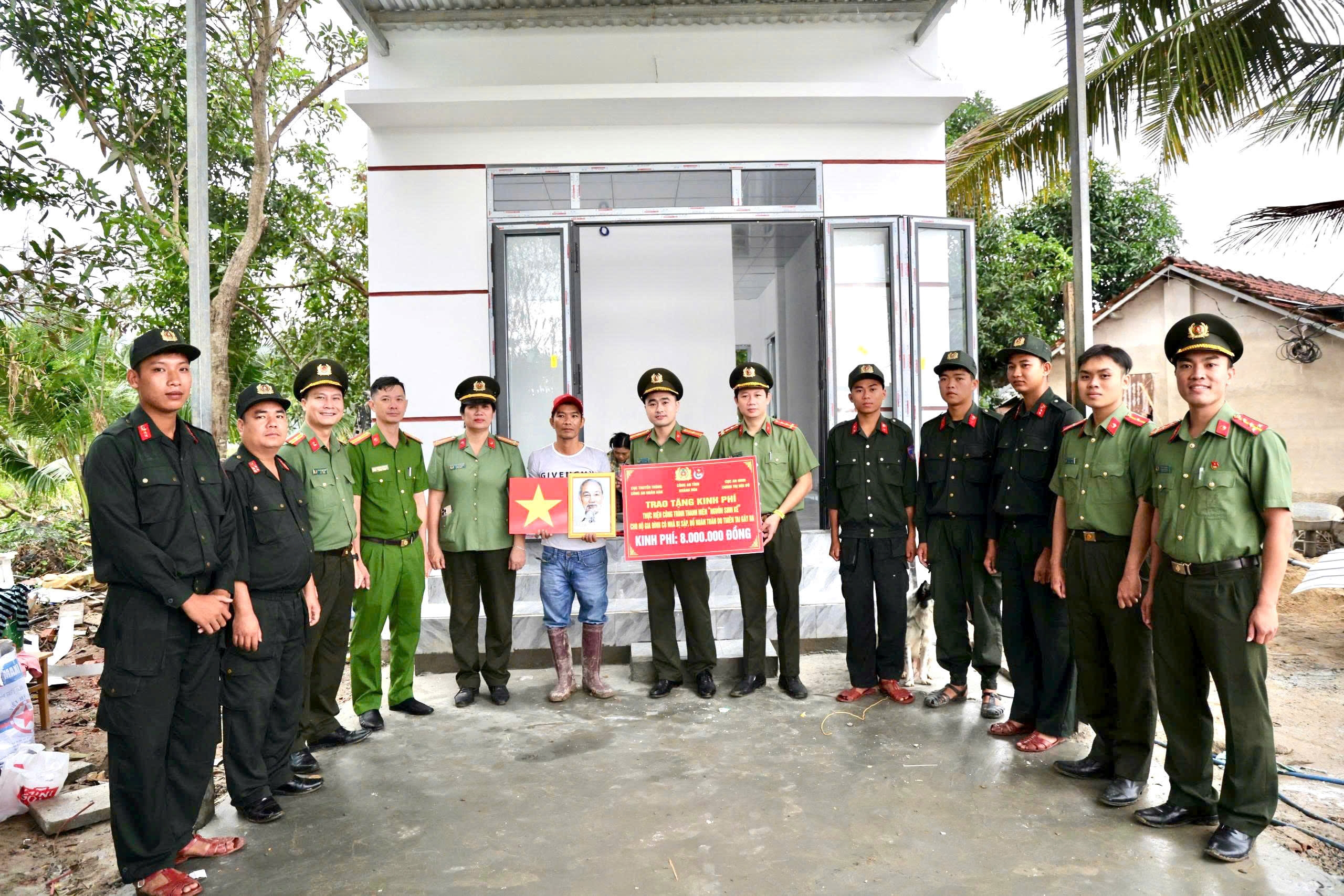 Trao tặng công trình thanh niên giúp người dân khắc phục hậu quả sau mưa lũ