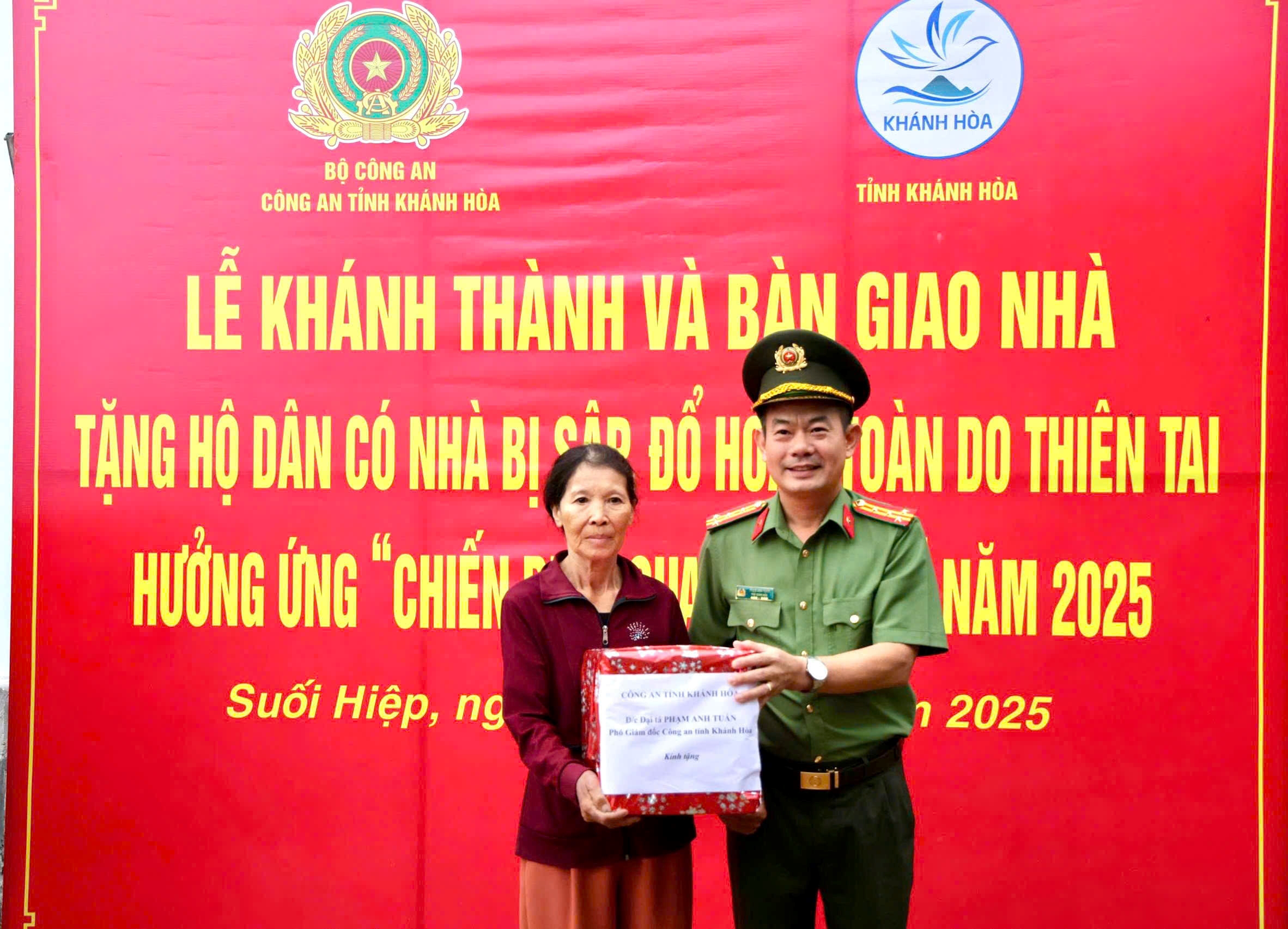 Công an Khánh Hòa bàn giao căn nhà thứ 11  trong chiến dịch Quang Trung cho người dân