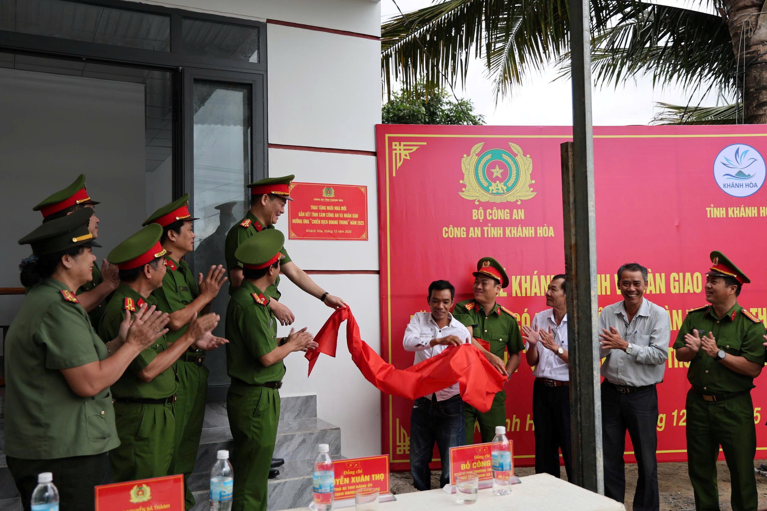 Thêm 2 căn nhà được bàn giao cho người dân