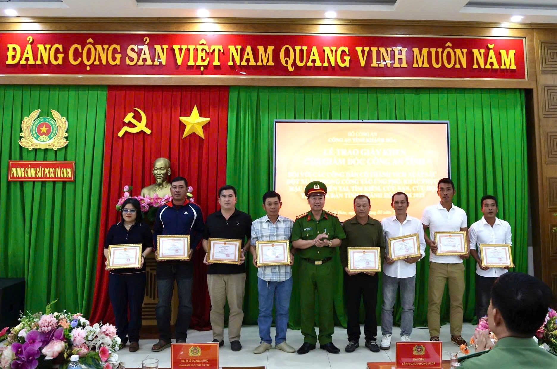 Khen thưởng 21 người dân tham gia công tác ứng phó, khắc phục hậu quả thiên tai