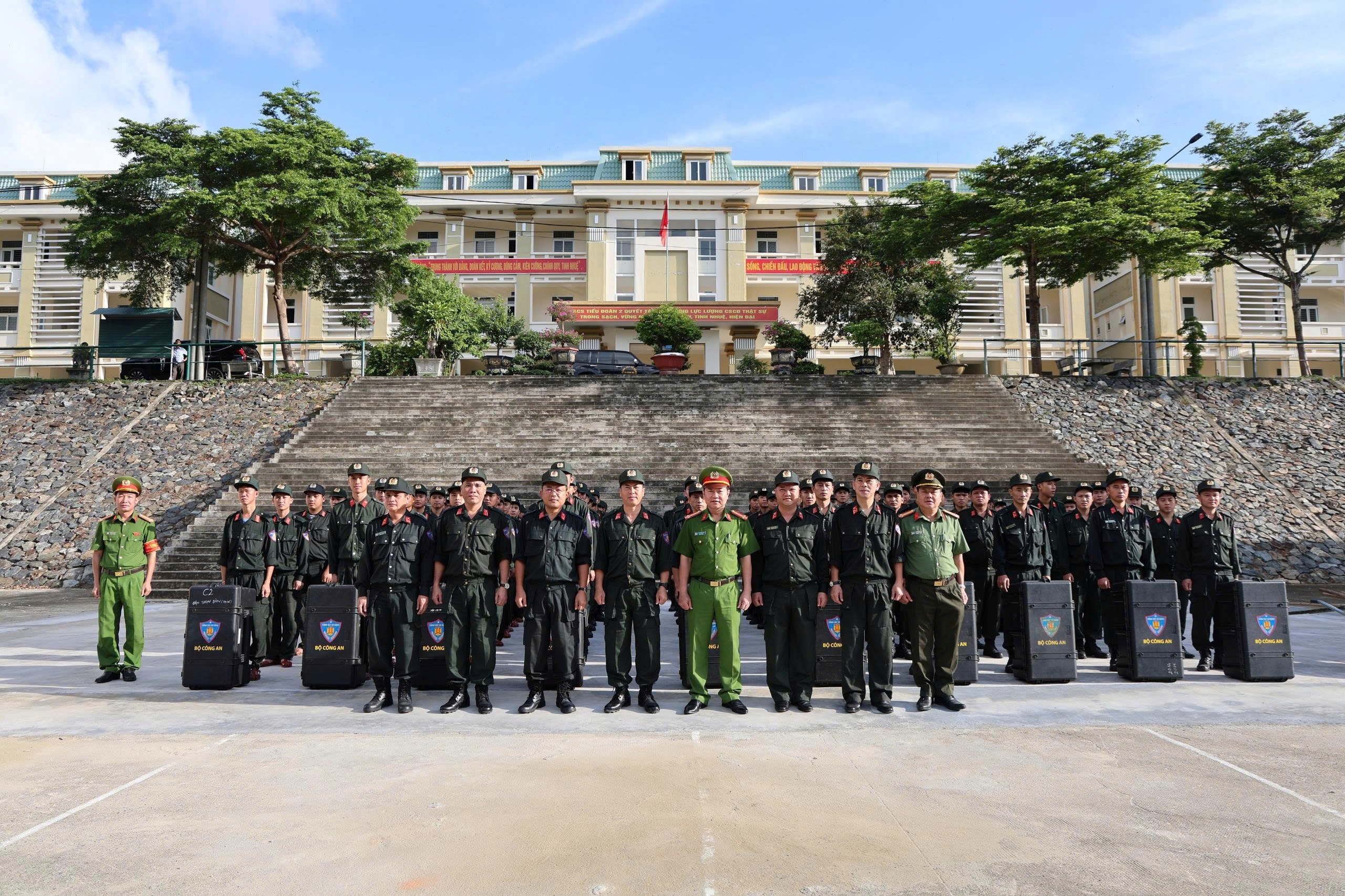 Cảnh sát cơ động ra quân hỗ trợ xây nhà cho người dân trong “Chiến dịch Quang Trung”