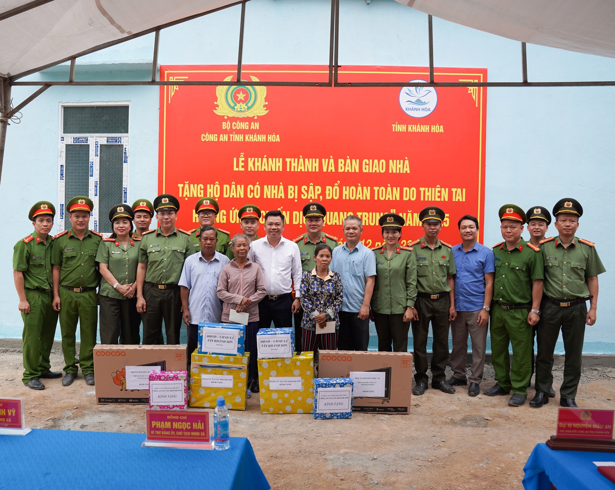 Bàn giao 02 căn nhà cho người dân trong “Chiến dịch Quang Trung” tại xã miền núi Tây Khánh Sơn