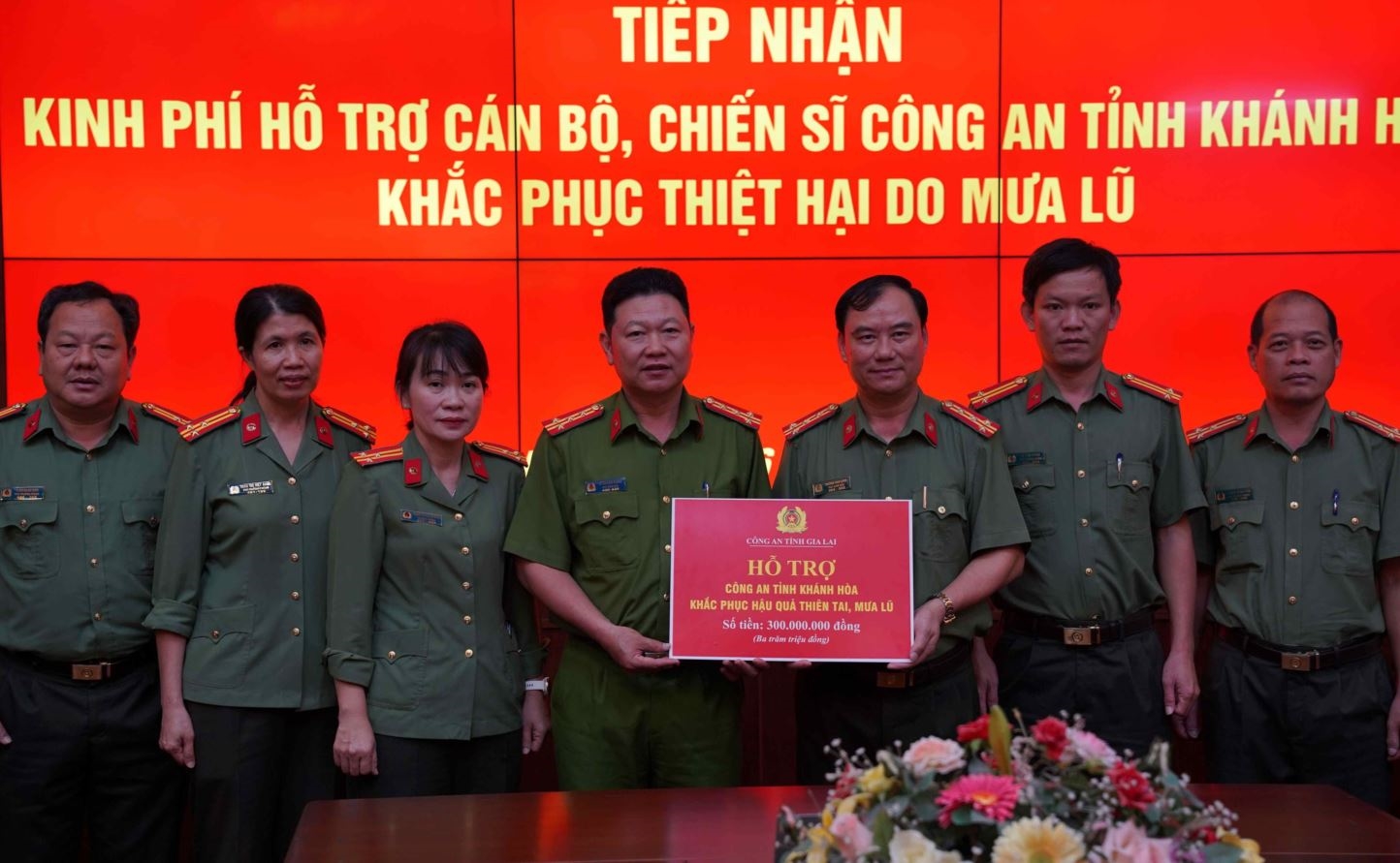 Công an tỉnh Gia Lai hỗ trợ Công an tỉnh Khánh Hòa 300 triệu đồng khắc phục hậu quả thiên tai