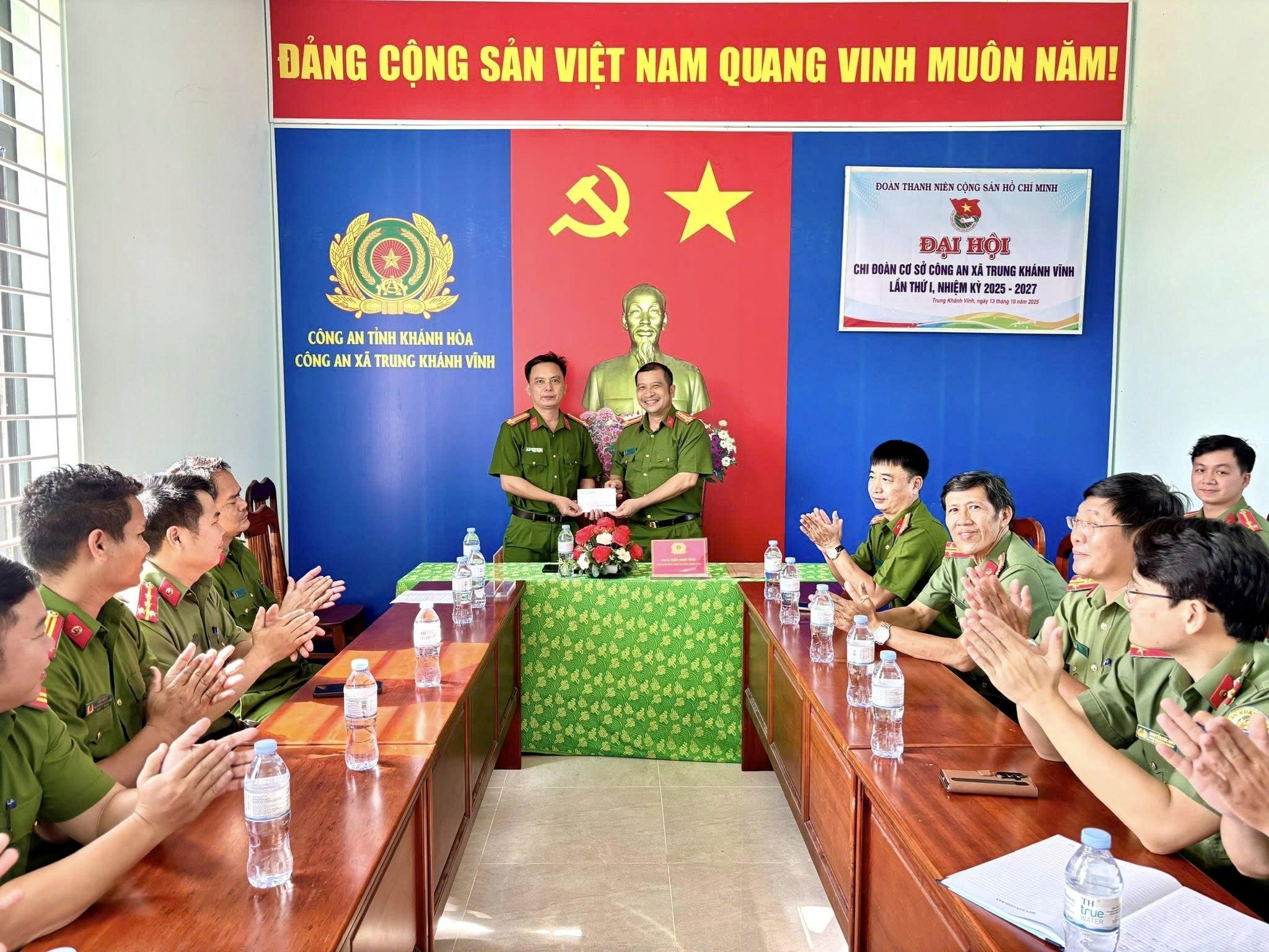 Lãnh đạo Công an tỉnh tiếp tục thăm, tặng quà động viên Công an các xã sau khi hoàn thành nhiệm vụ giúp dân trong đợt lũ  lịch sử