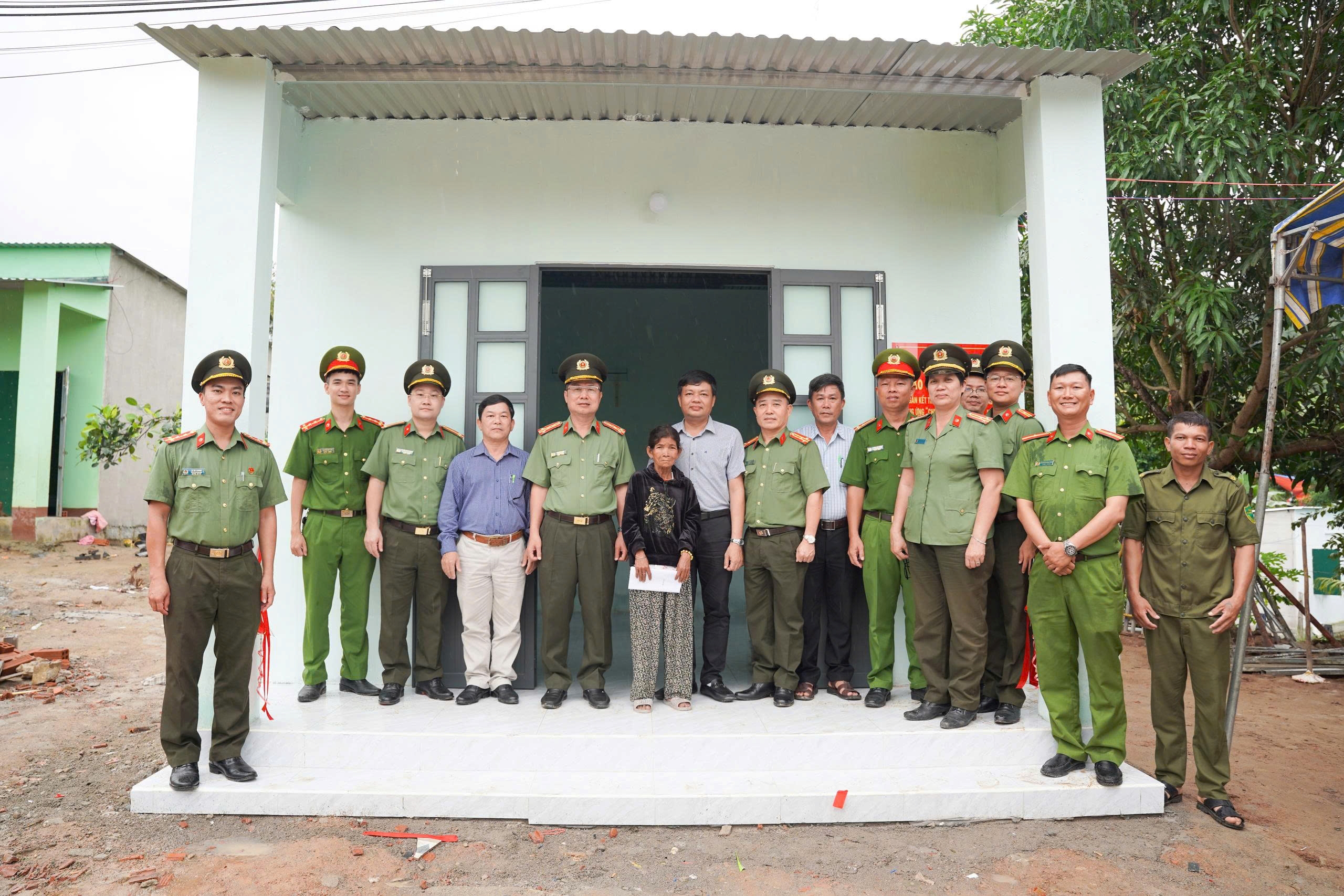 Tiếp tục bàn giao 02 căn nhà cho người dân trong “Chiến dịch Quang Trung”