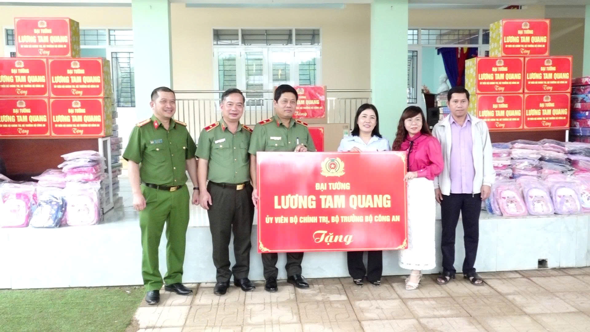 Đoàn công tác Bộ Công an thăm tặng quà cho cơ sở giáo dục bị ảnh hưởng mưa lũ trên địa bàn xã Nam Khánh Vĩnh