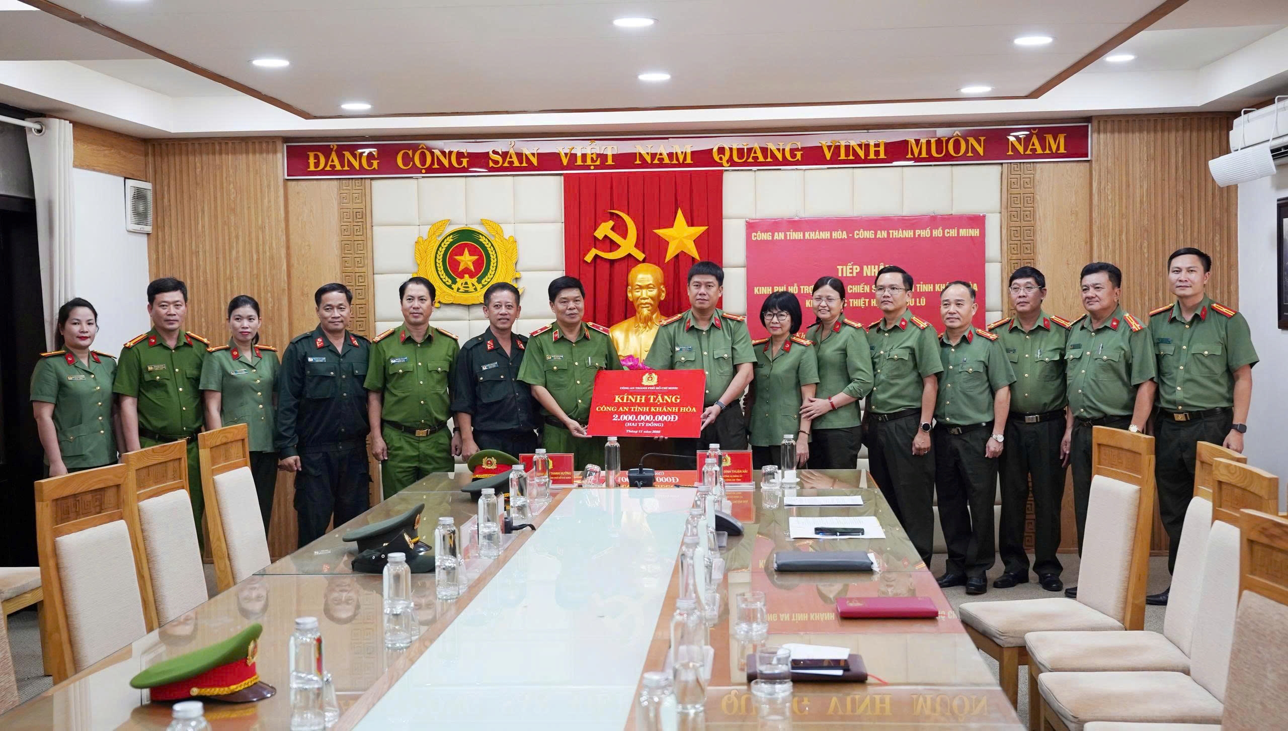 Công an các địa phương hỗ trợ 2,4 tỷ đồng cho Công an Khánh Hòa  khắc phục thiệt hại lũ lụt