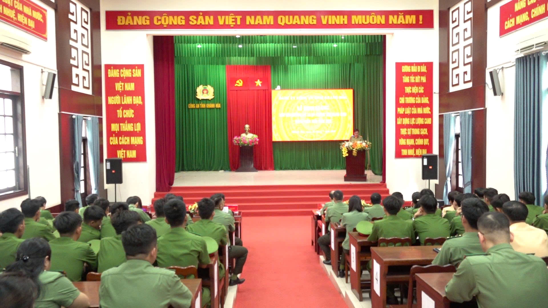 Khai giảng lớp bồi dưỡng lý luận chính trị cho Đảng viên mới