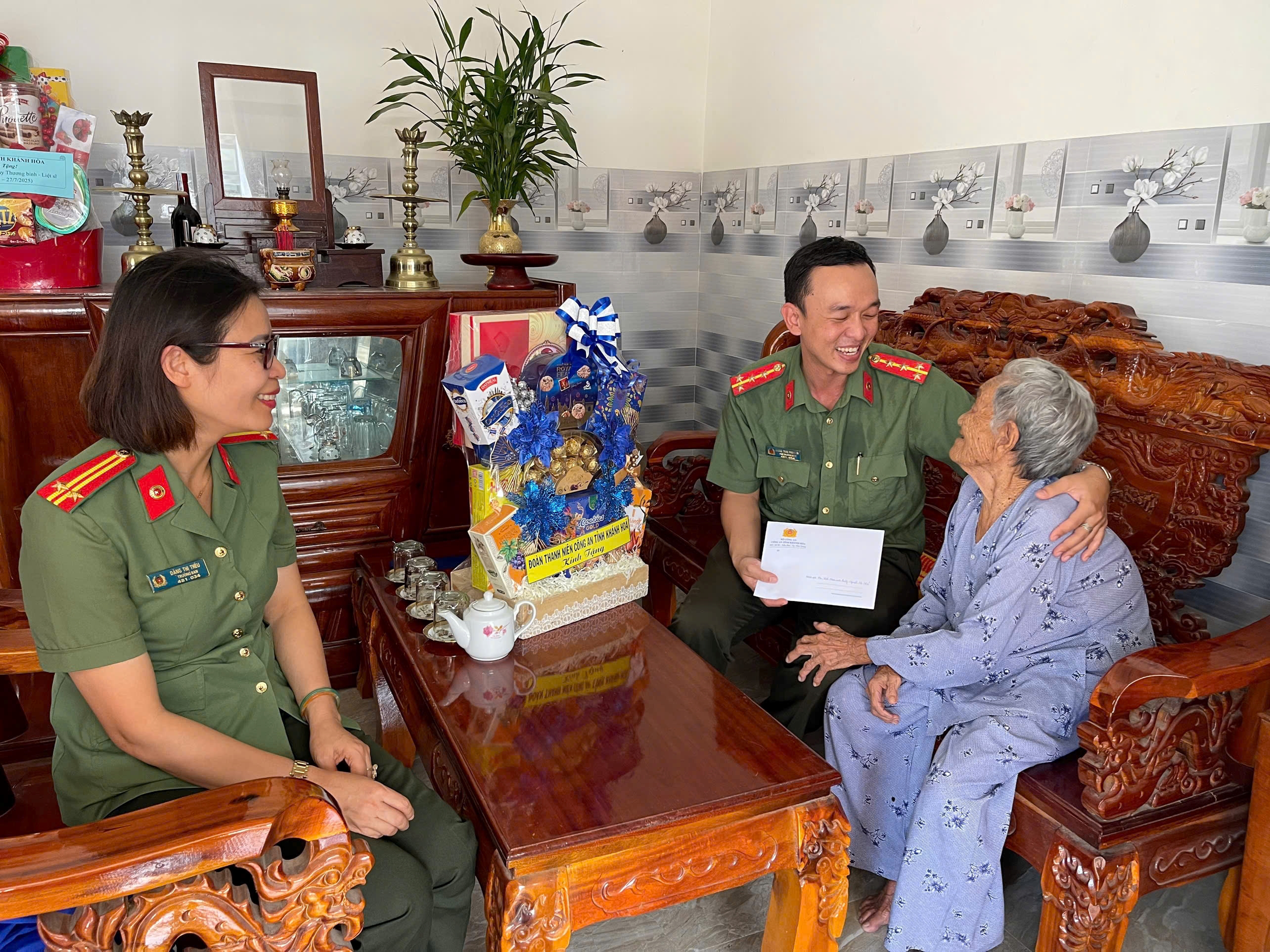 Đoàn Thanh niên Công an tỉnh tổ chức Chương trình  “Bữa cơm gia đình - Ấm tình lòng Mẹ” tại nhà Mẹ Việt Nam anh hùng nhân kỷ niệm 78 năm Ngày Thương binh – Liệt sĩ (27/7/1947-27/7/2025)