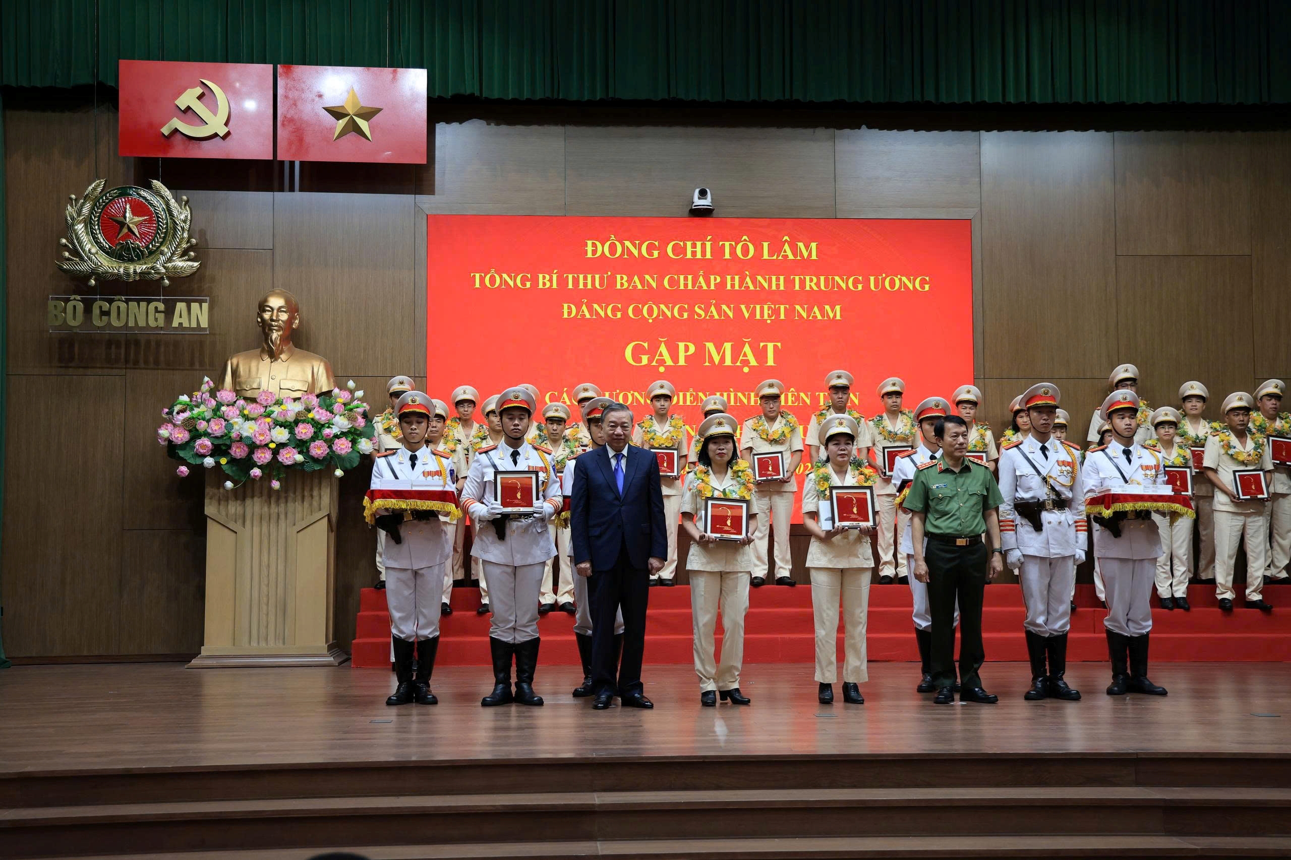 Cán bộ hội viên Hội Phụ nữ Công an tỉnh được tuyên dương Gương điển hình tiên tiến tại Đại hội thi đua Vì ANTQ lần thức IX do Bộ Công an tổ chức