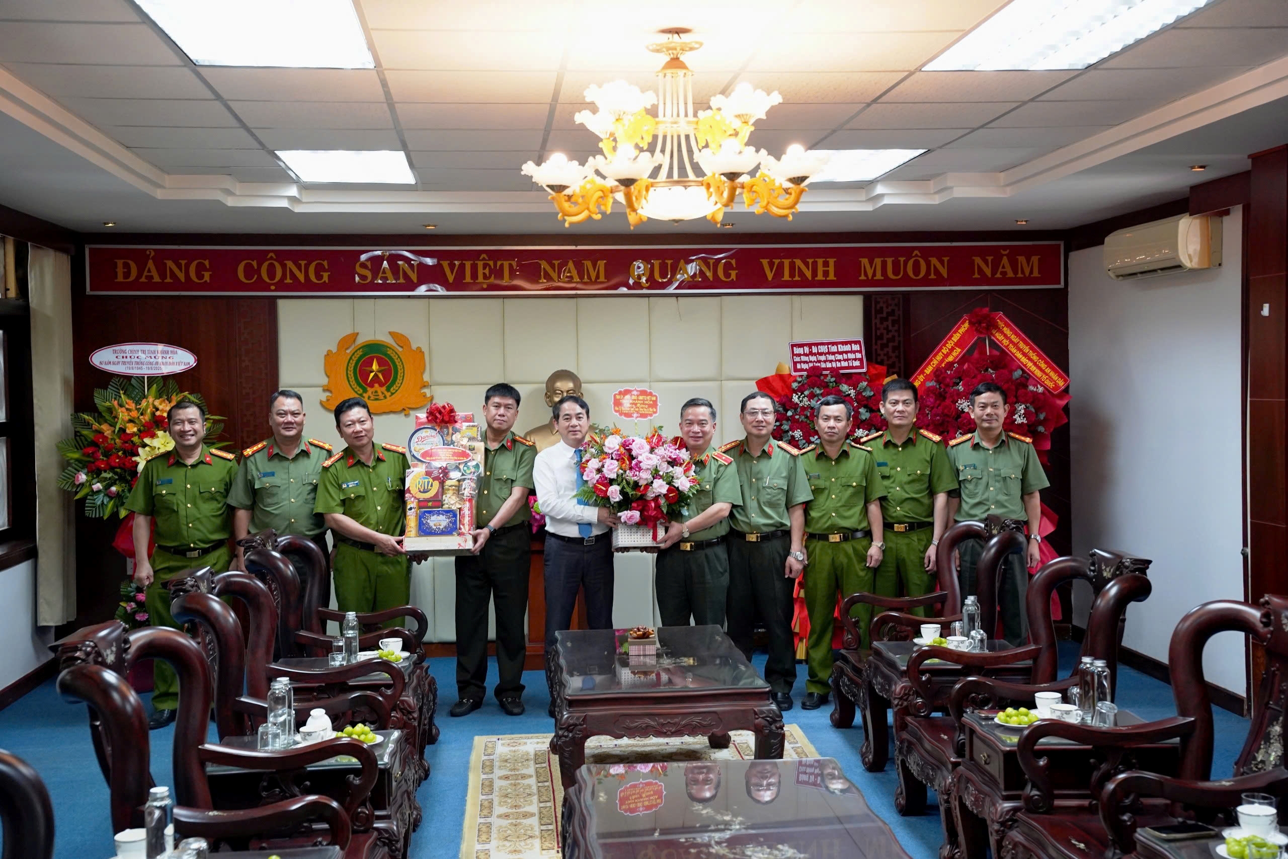 Đồng chí Bí thư Tỉnh ủy thăm, chúc mừng ngày truyền thống lực lượng Công an nhân dân.