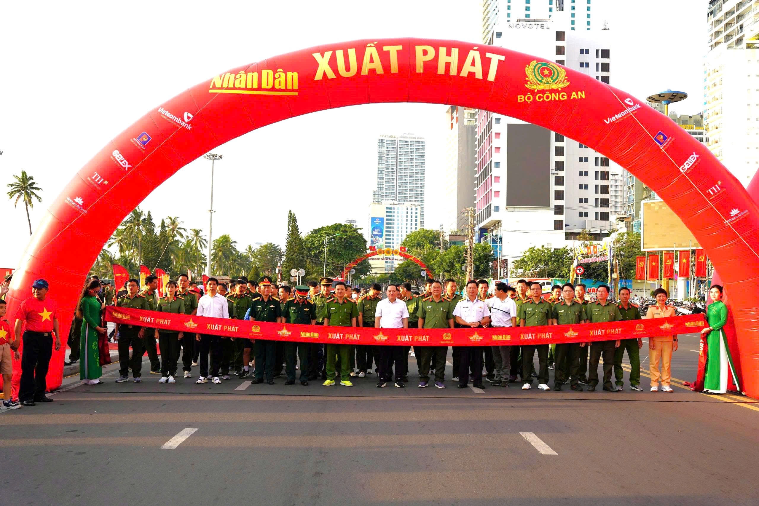 Hơn 11.000 cán bộ  chiến sĩ và người dân Khánh Hoà tham gia Chương trình “Cùng Việt Nam tiến bước”