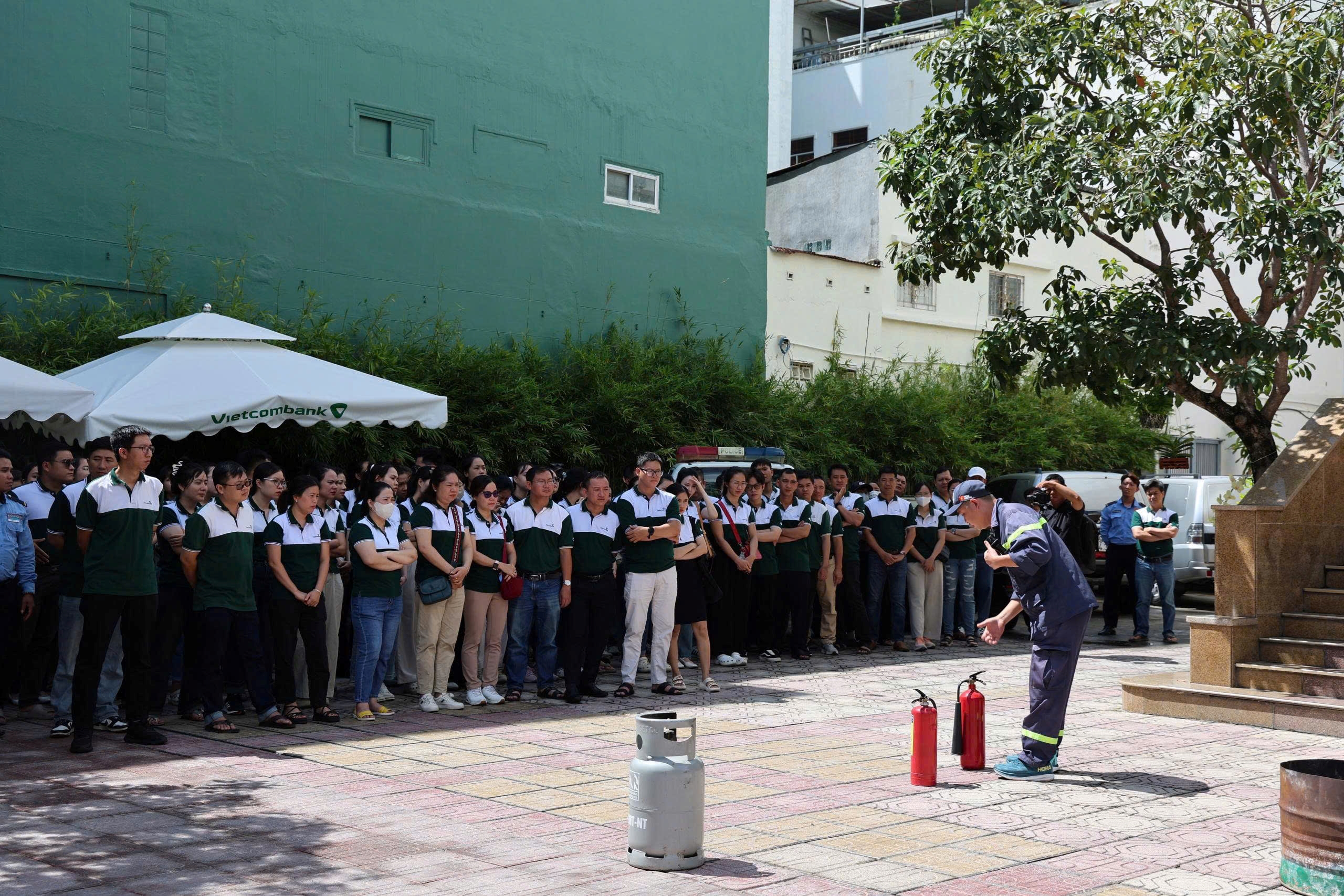 Tuyên truyền và thực tập phương án chữa cháy, CNCH tại Ngân hàng thương mại cổ phần Ngoại thương Việt Nam chi nhánh Nha Trang