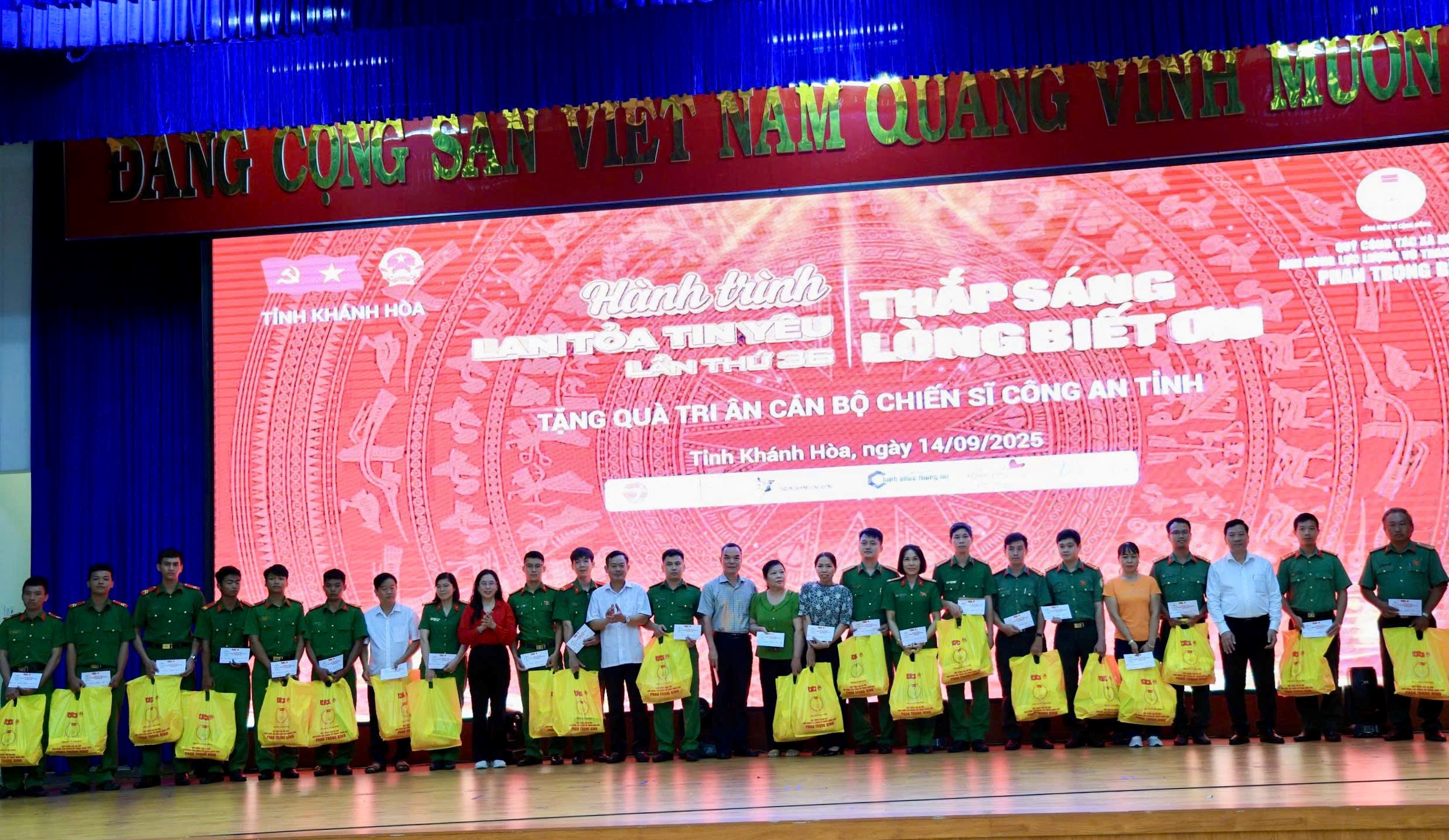 30 cán bộ chiến sĩ Công an Khánh Hòa nhận quà tại chương trình hành trình hành trình lan tỏa yêu thương