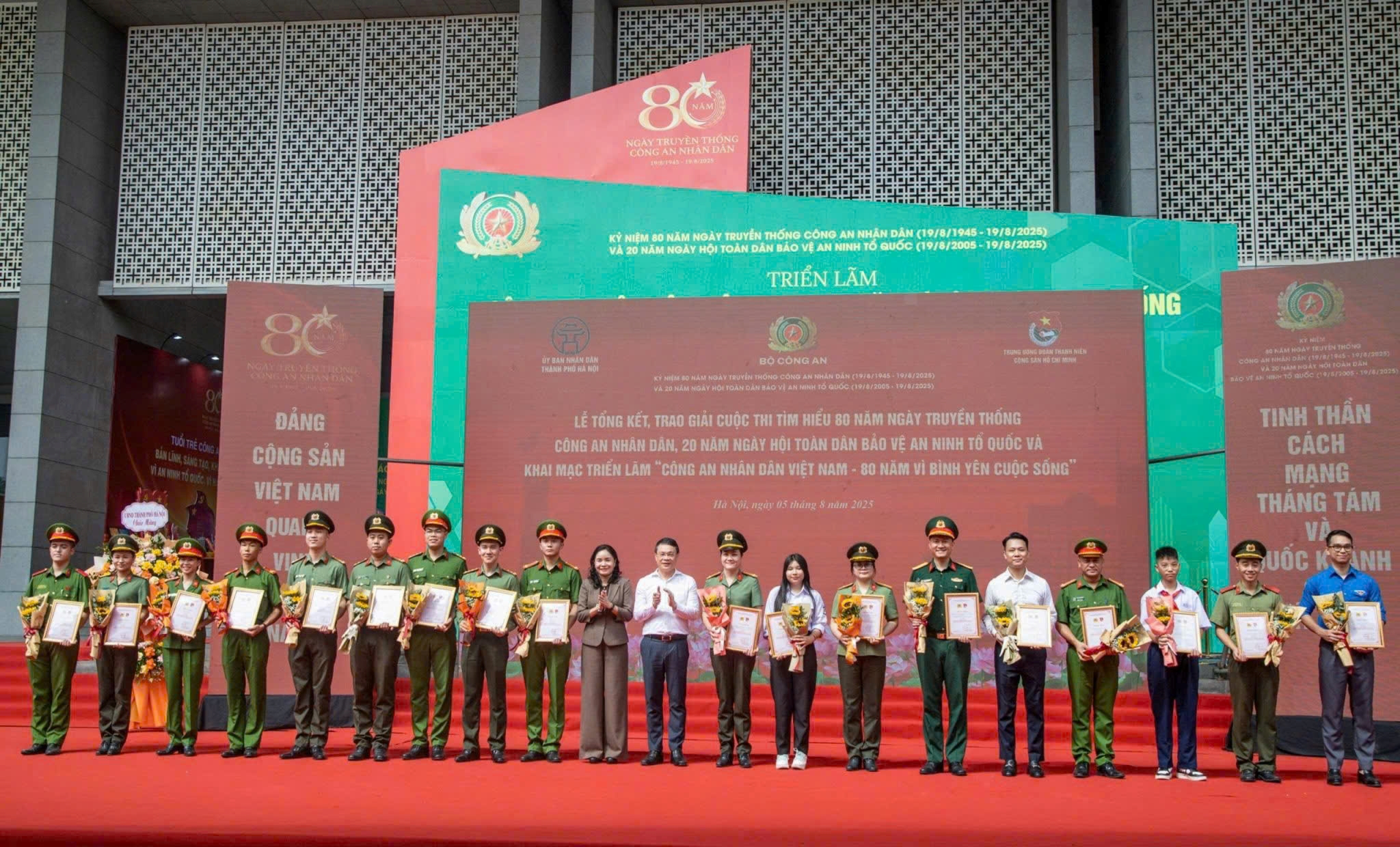 Khen thưởng đột xuất cho Đại úy Nguyễn Đức Hoàng Trung, Cán bộ Đội  Tham mưu tổng hợp, Phòng Tham mưu đạt giải cao tại cuộc thi cấp Bộ Công an