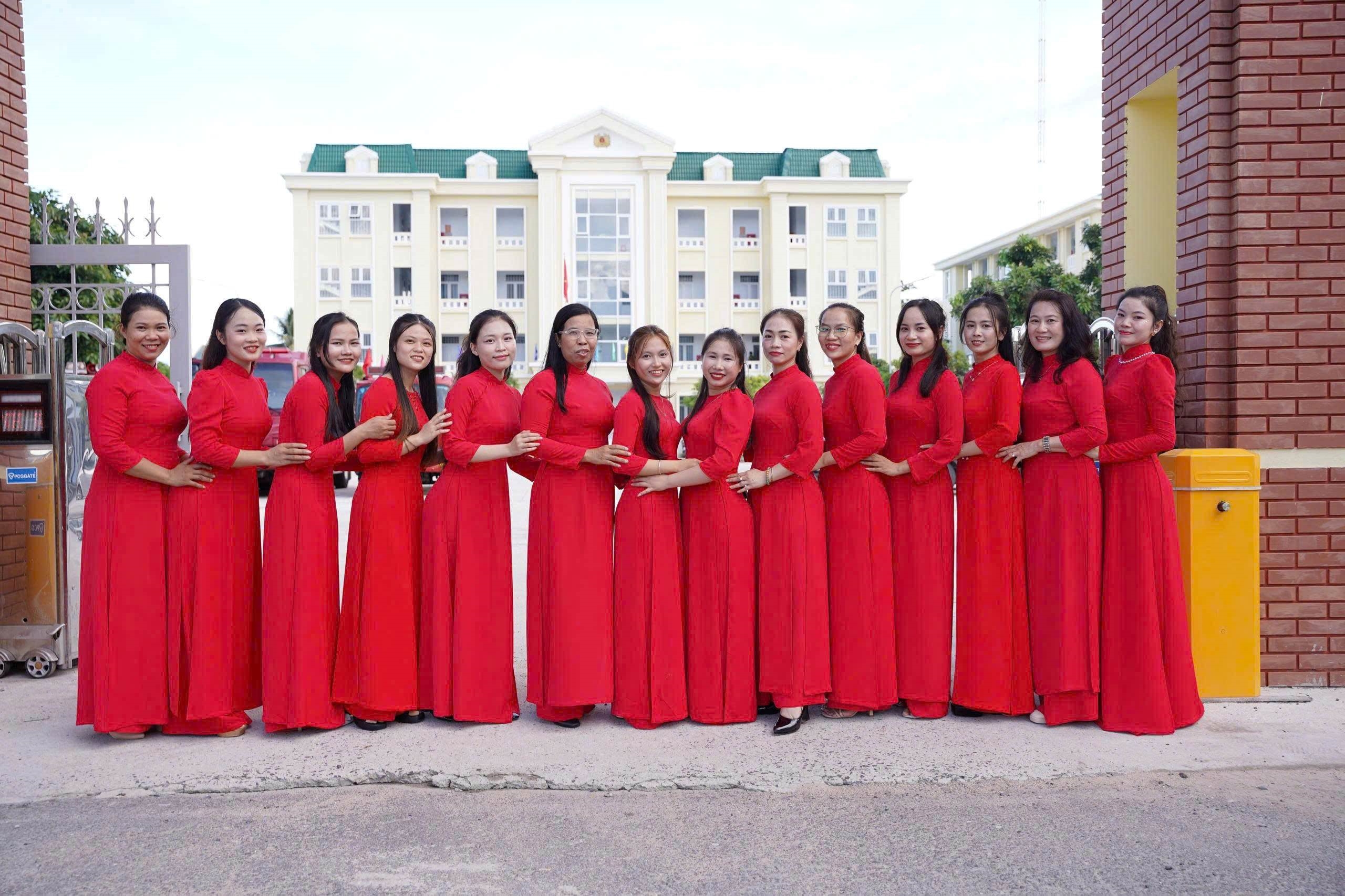 Sắc màu rực rỡ của những tà áo dài trong dịp kỷ niệm ngày Phụ nữ Việt Nam 20/10 của cán bộ, hội viên Phụ nữ Công an Khánh Hoà