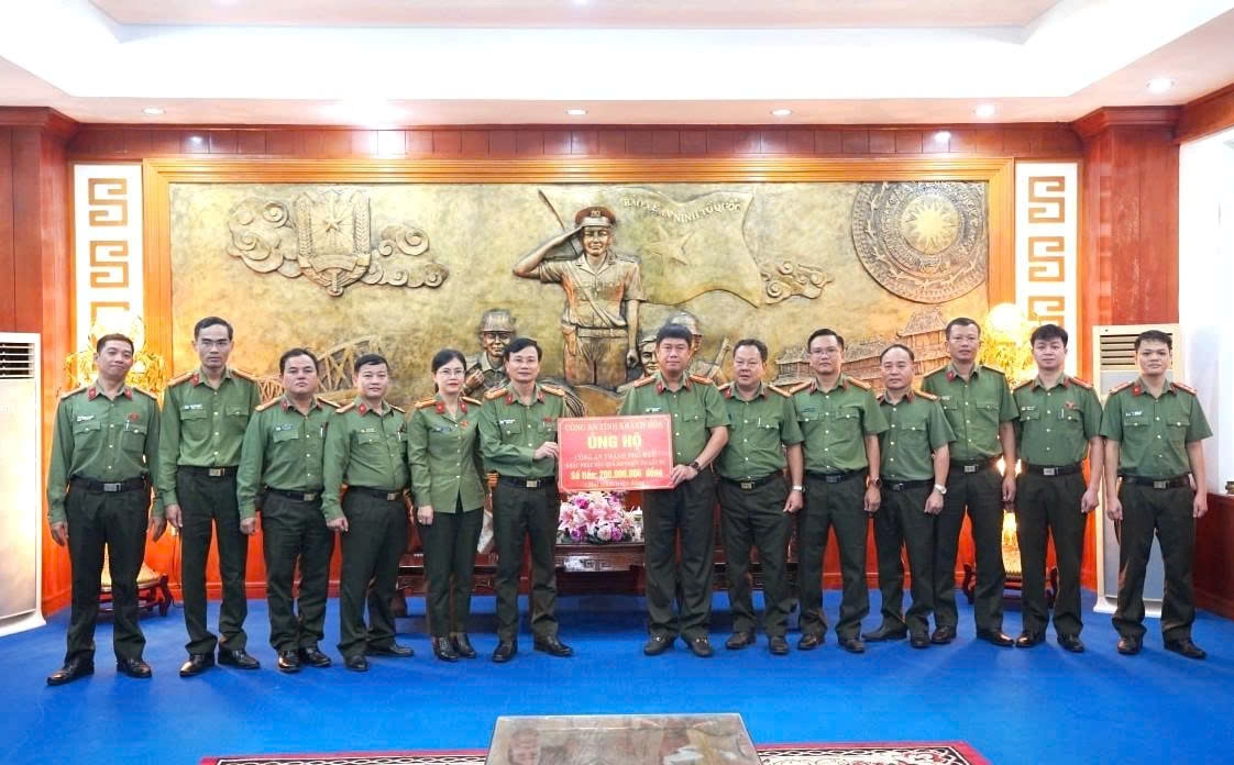 Công an tỉnh Khánh Hòa thăm, tặng quà hỗ trợ Công an các tỉnh miền Trung khắc phục hậu quả cơn bão số 13