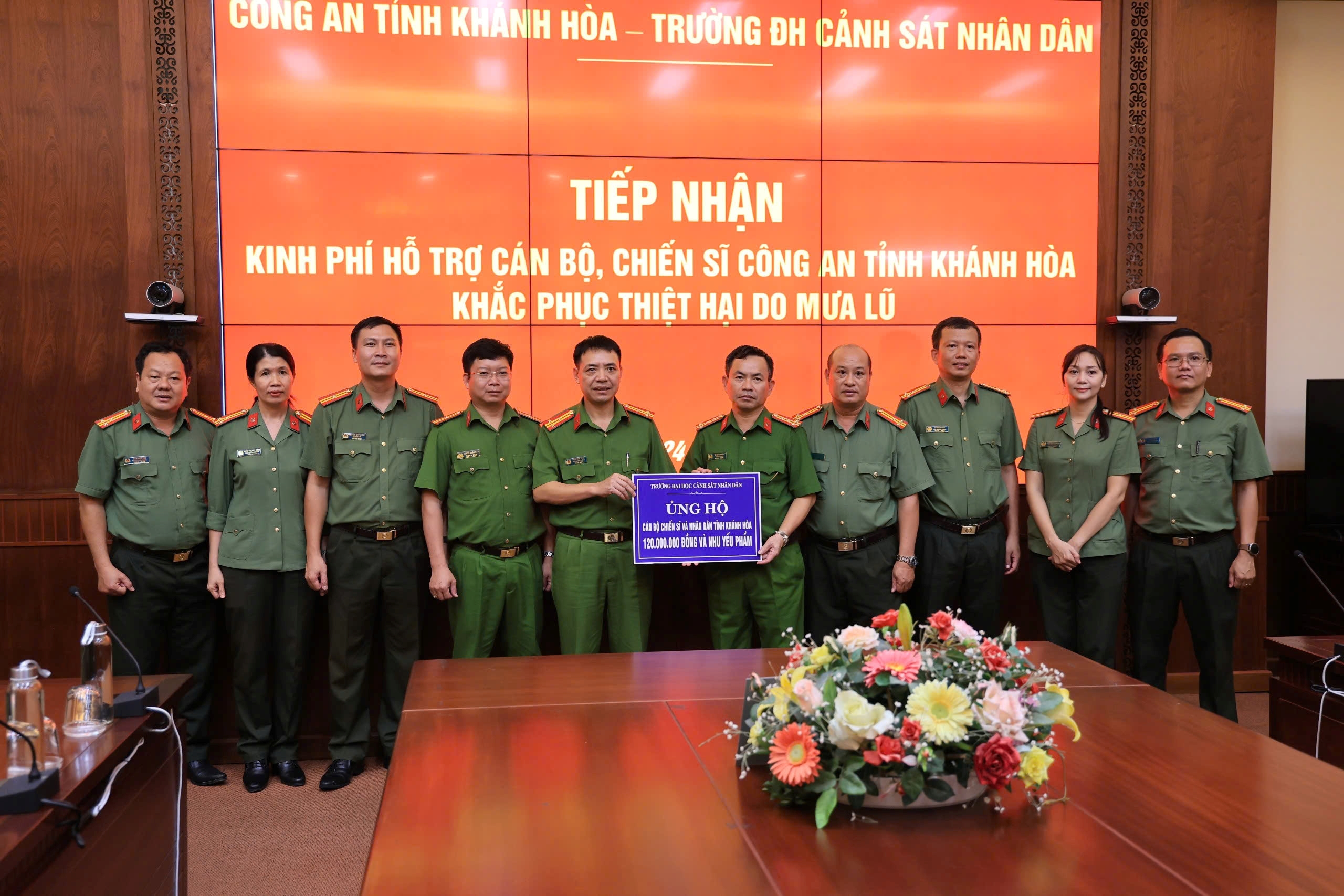 Công an các đơn vị hỗ trợ Công an tỉnh Khánh Hòa khắc phục hậu quả thiên tai