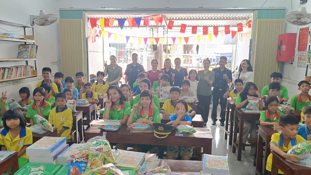 Hội Phụ nữ Khối An ninh tổ chức thăm, tặng quà cho các em học sinh có hoàn cảnh khó khăn tại Lớp học tình thương Vĩnh Phước, phường Bắc Nha Trang