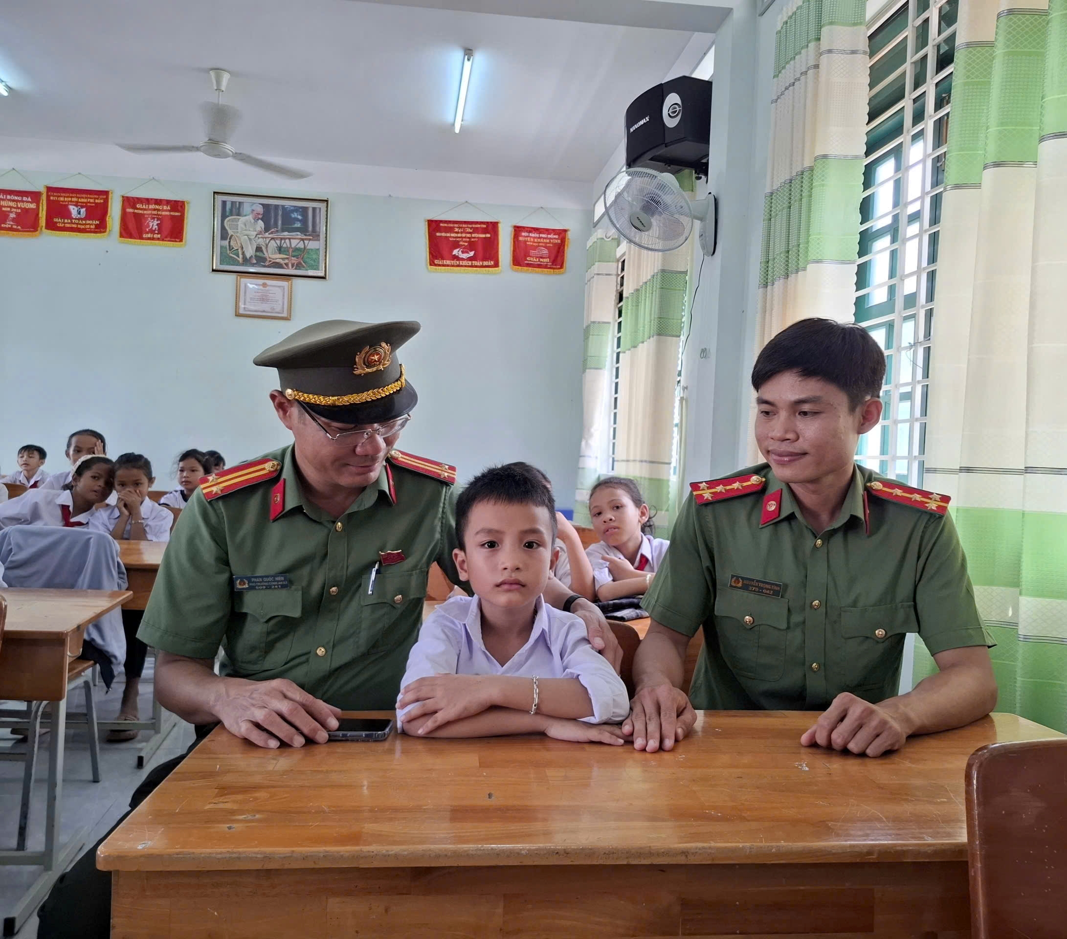 Phòng An ninh đối ngoại nhận đỡ đầu học sinh có hoàn cảnh khó khăn tại xã Trung Khánh Vĩnh