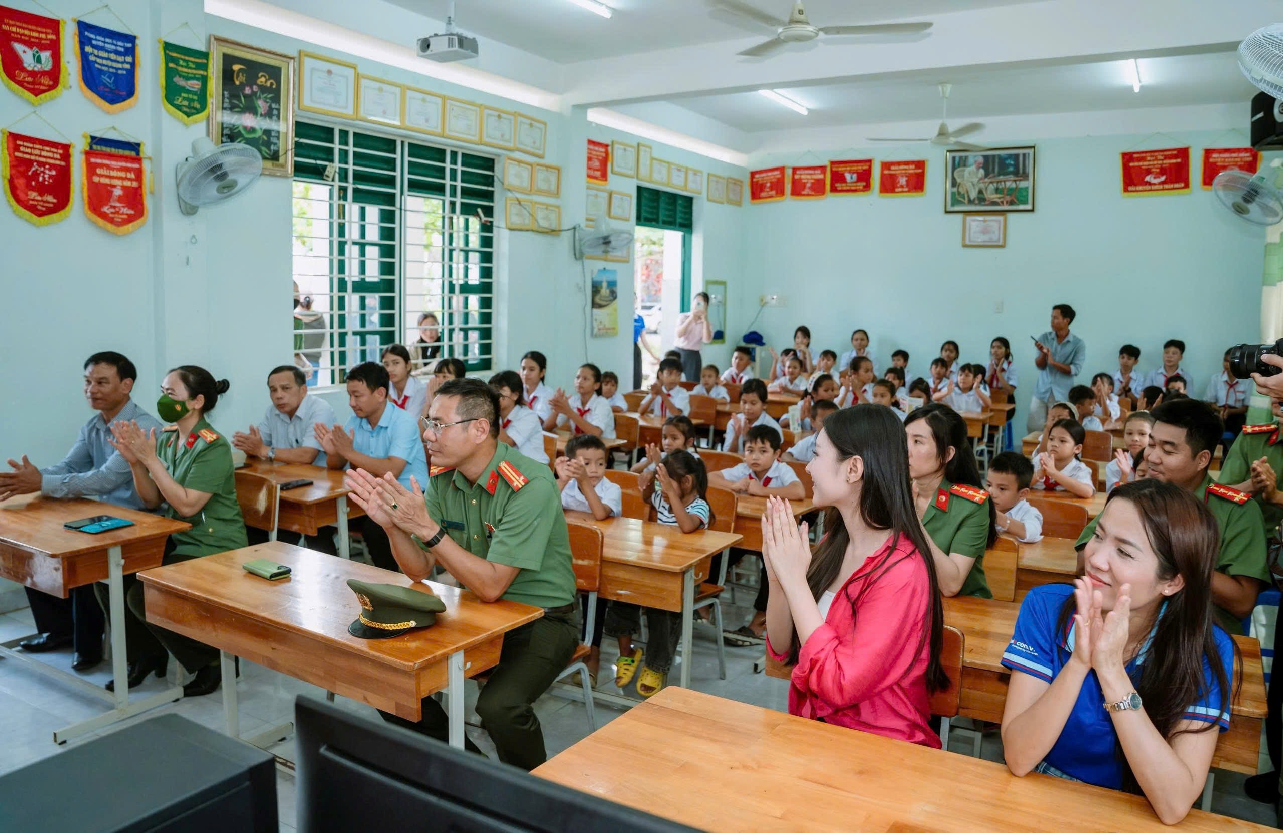 Phòng An ninh đối ngoại phối hợp tổ chức hoạt động xã hội từ thiện tại xã Trung Khánh Vĩnh
