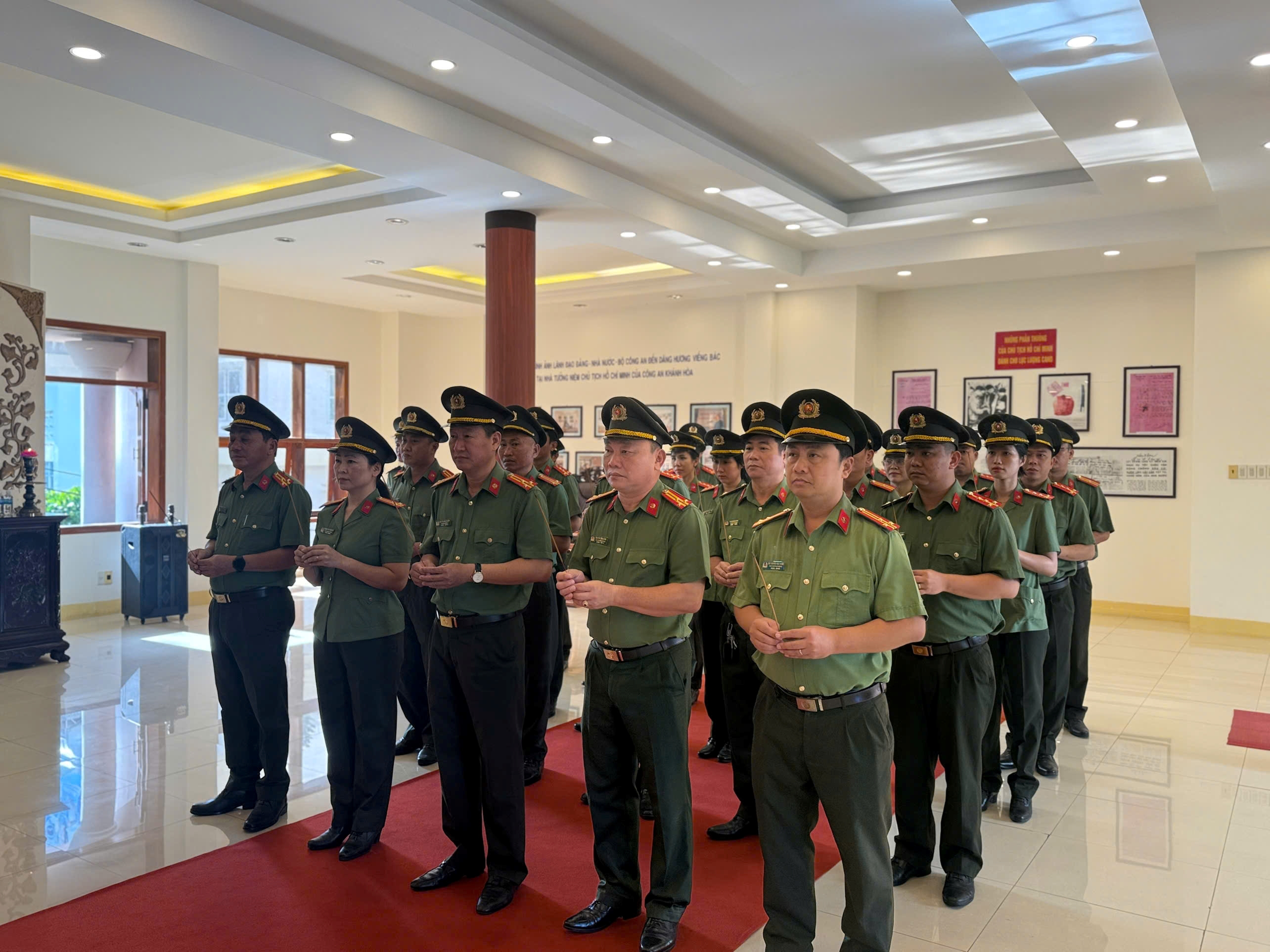 Phòng An ninh đối ngoại tổ chức dâng hương, dâng hoa nhân dịp kỷ niệm 136 năm Ngày sinh Chủ tịch Hồ Chí Minh kính yêu (19/5/1890 – 19/5/2026)