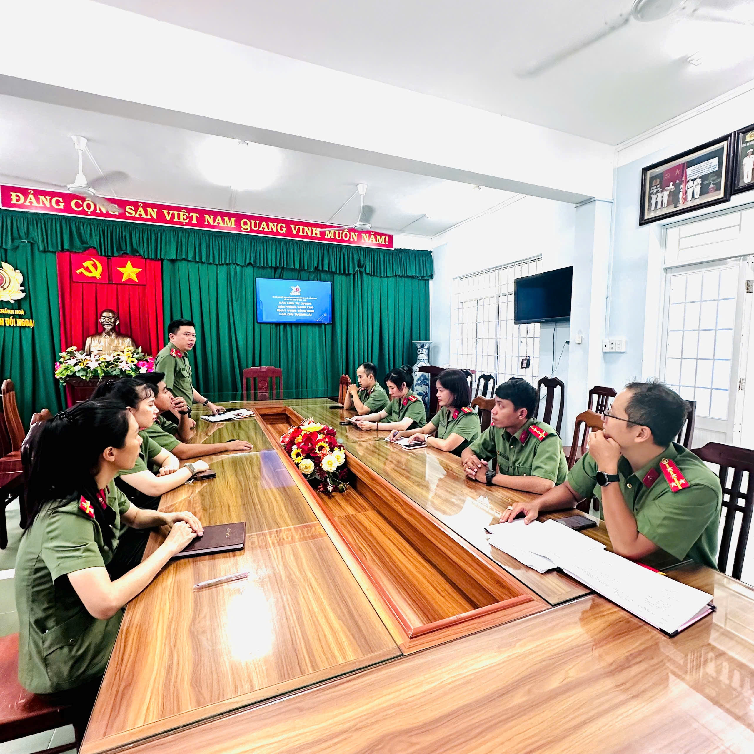 Chi đoàn Phòng An ninh đối ngoại tổ chức buổi sinh hoạt chính trị nhân dịp kỷ niệm 80 năm Ngày truyền thống Lực lượng An ninh nhân dân, 80 năm Ngày truyền thống lực lượng An ninh đối ngoại (12/7/1946 – 12/7/2026)