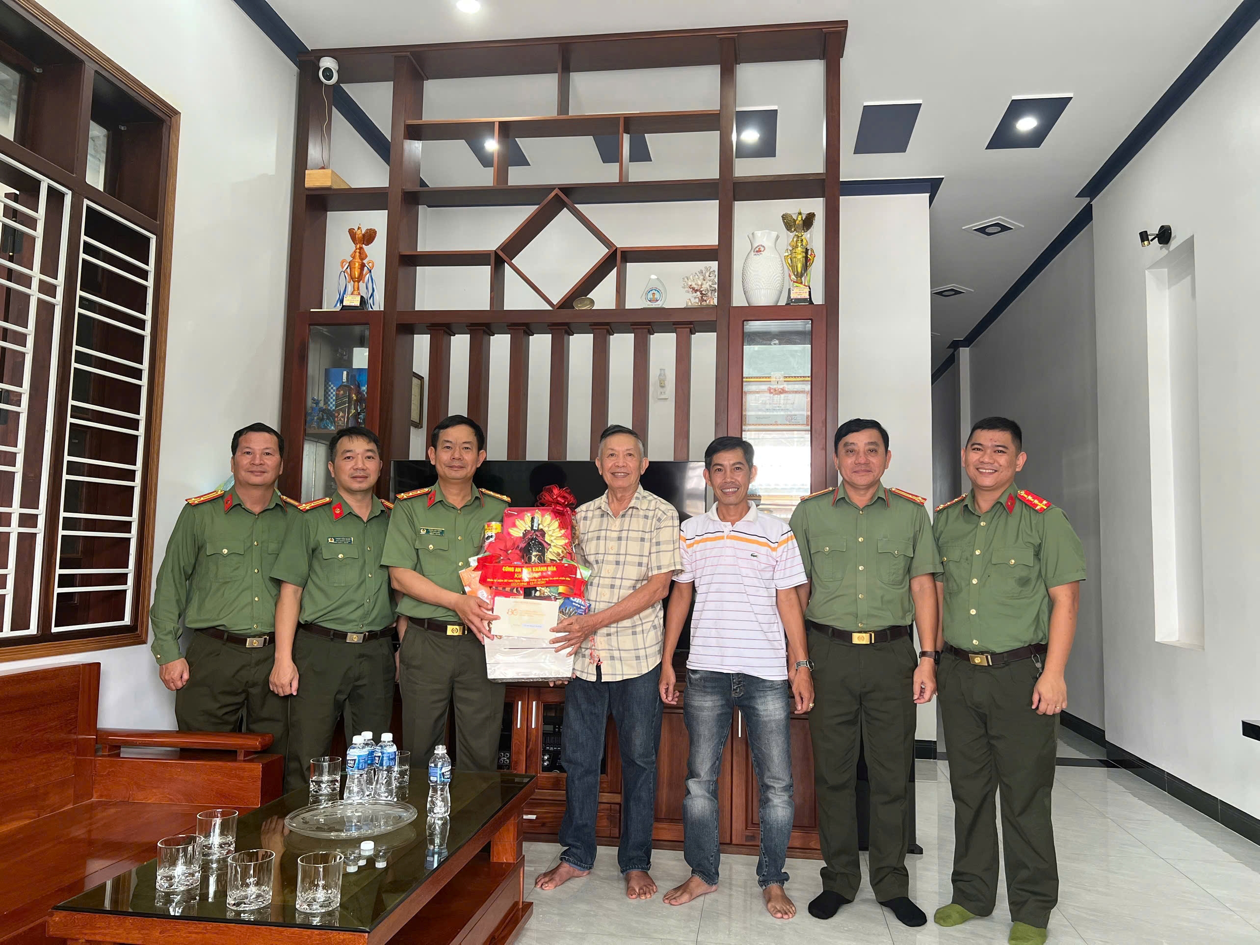 Đại tá Phạm Anh Tuấn, Phó Giám đốc Công an tỉnh thăm, tặng quà các đồng chí nguyên lãnh đạo Công an tỉnh qua các thời kỳ và các gia đình chính sách nhân kỷ niệm 80 năm Ngày truyền thống lực lượng An ninh nhân dân