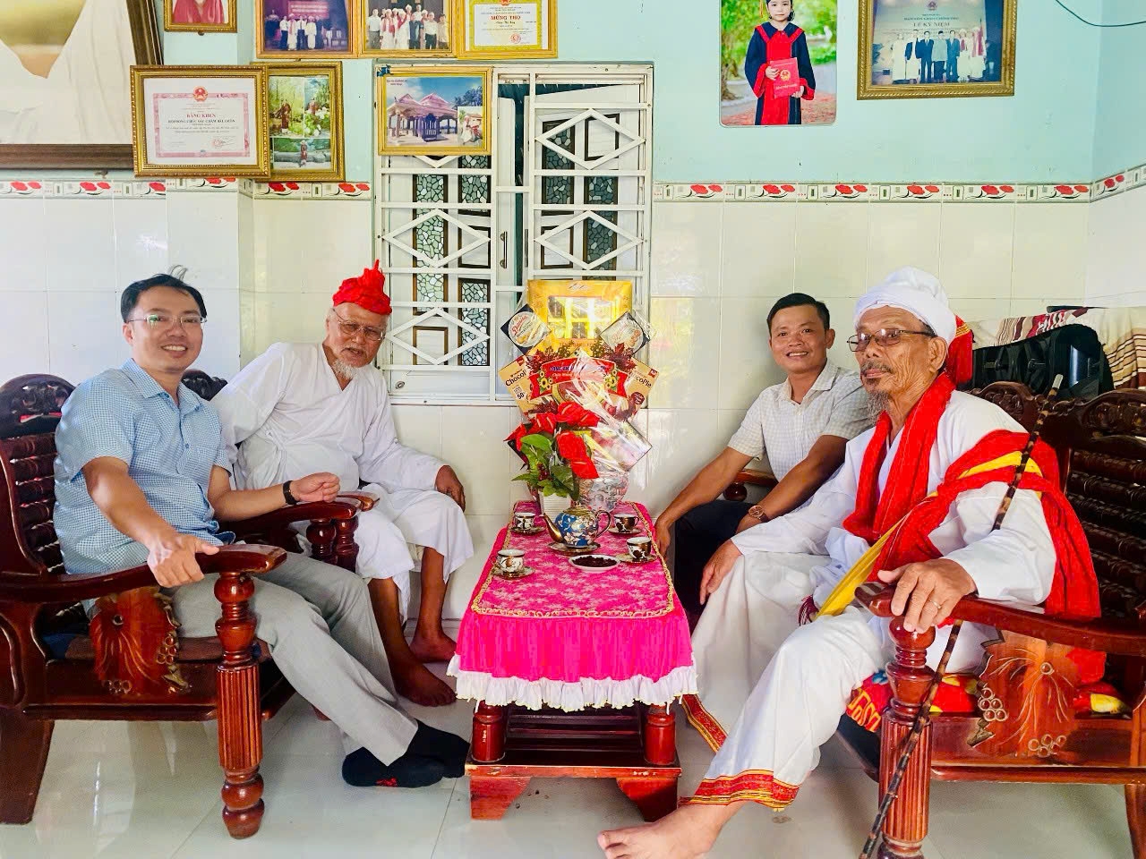 Phòng An ninh nội địa thăm, tặng quà chức sắc, người có uy tín tiêu biểu  nhân dịp Lễ hội Katê năm 2026