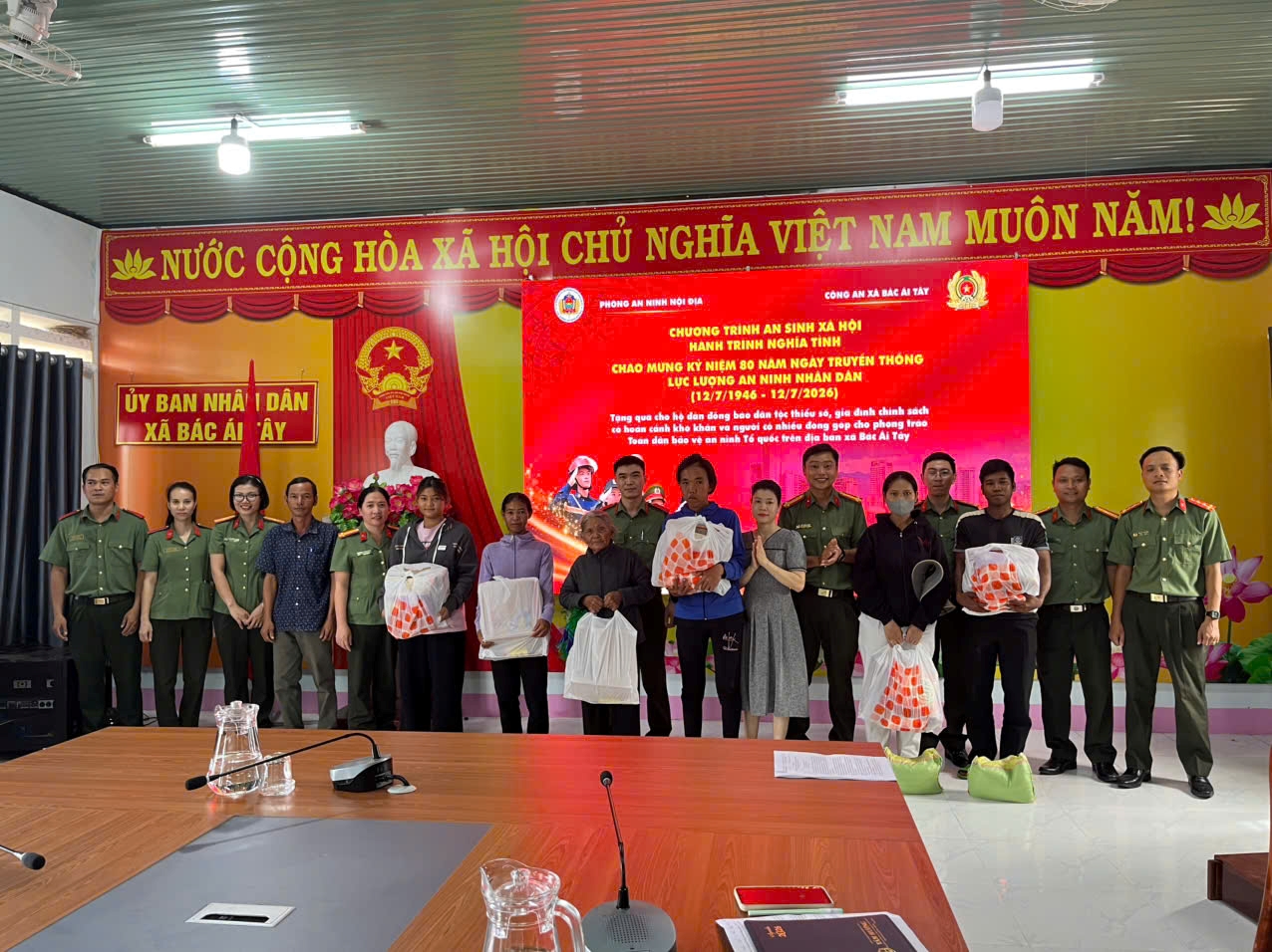 Chi đoàn - Hội Phụ nữ Phòng An ninh nội địa tổ chức chương trình trao quà cho các hộ gia đình có hoàn cảnh khó khăn tại xã Bác Ái Tây